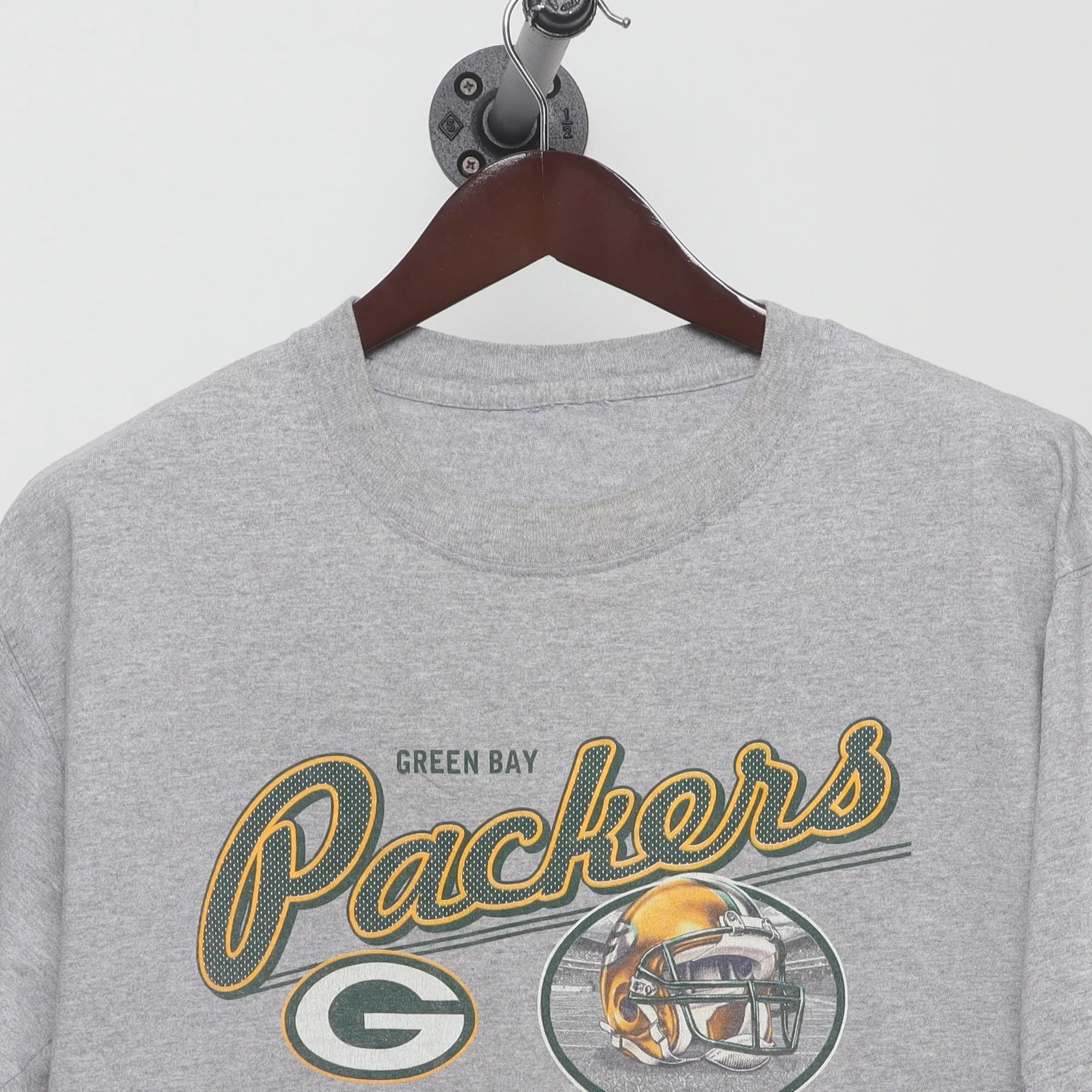 Close-up of the collar and tag on the Vintage 2000s Green Bay Packers NFL Graphic Tee L