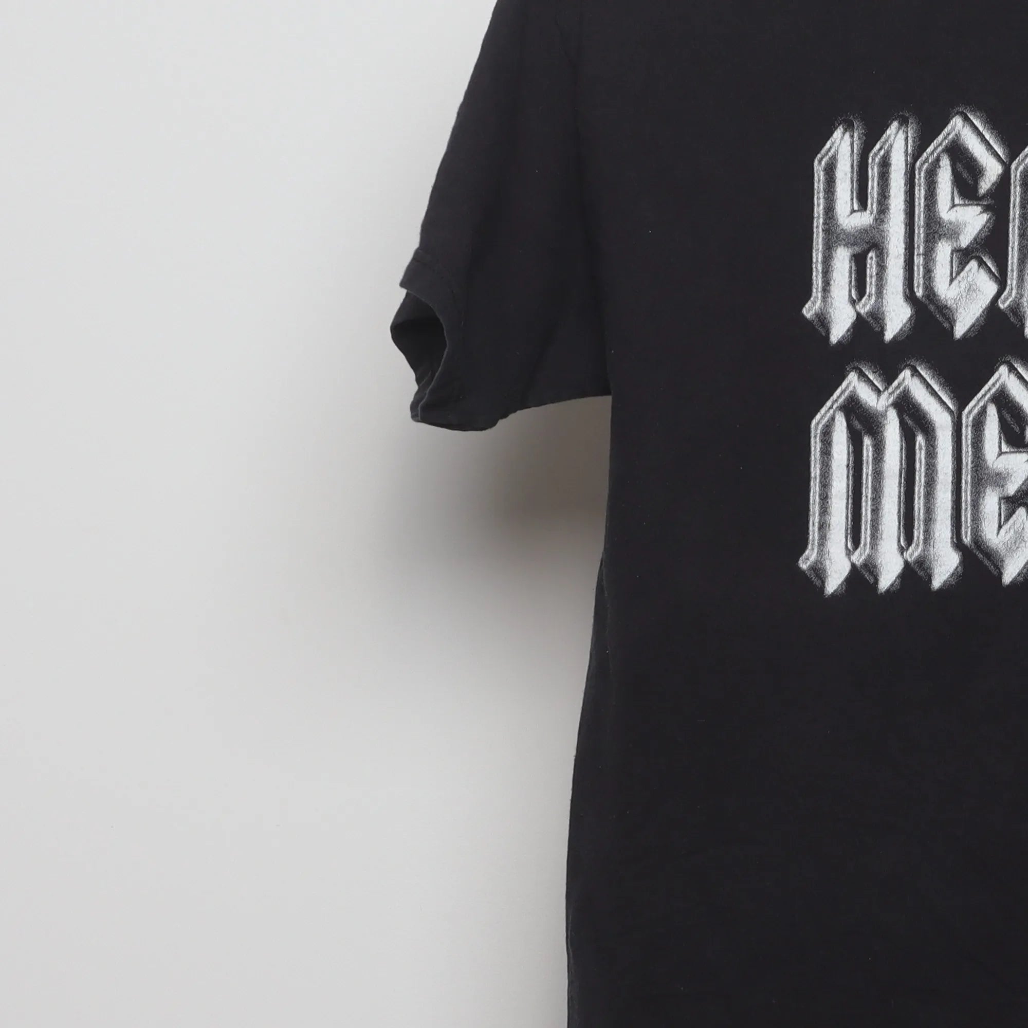 Close-up of the sleeve on the Vintage 2000s Heavy Metal Graphic T-Shirt M