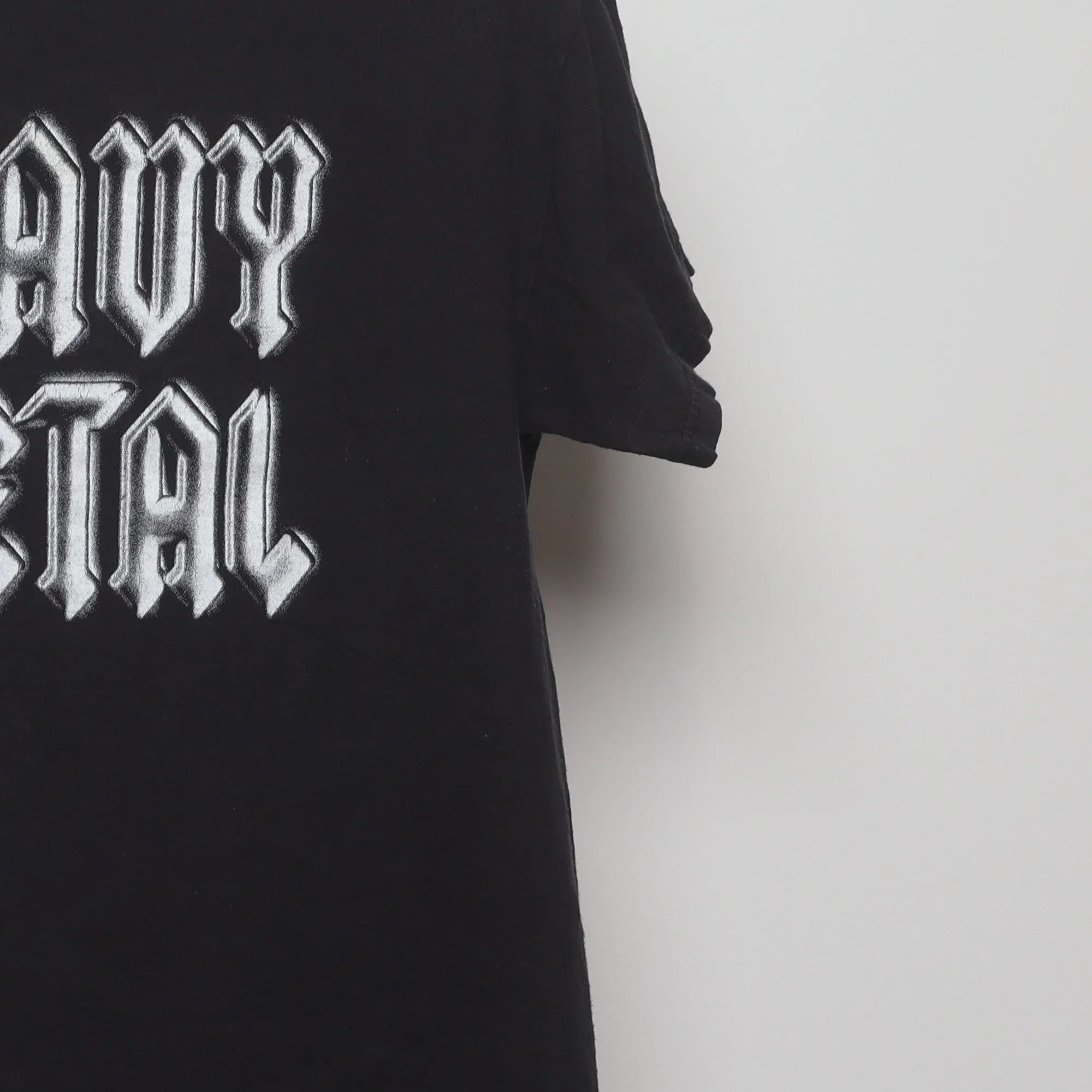 Close-up of the sleeve on the Vintage 2000s Heavy Metal Graphic T-Shirt M