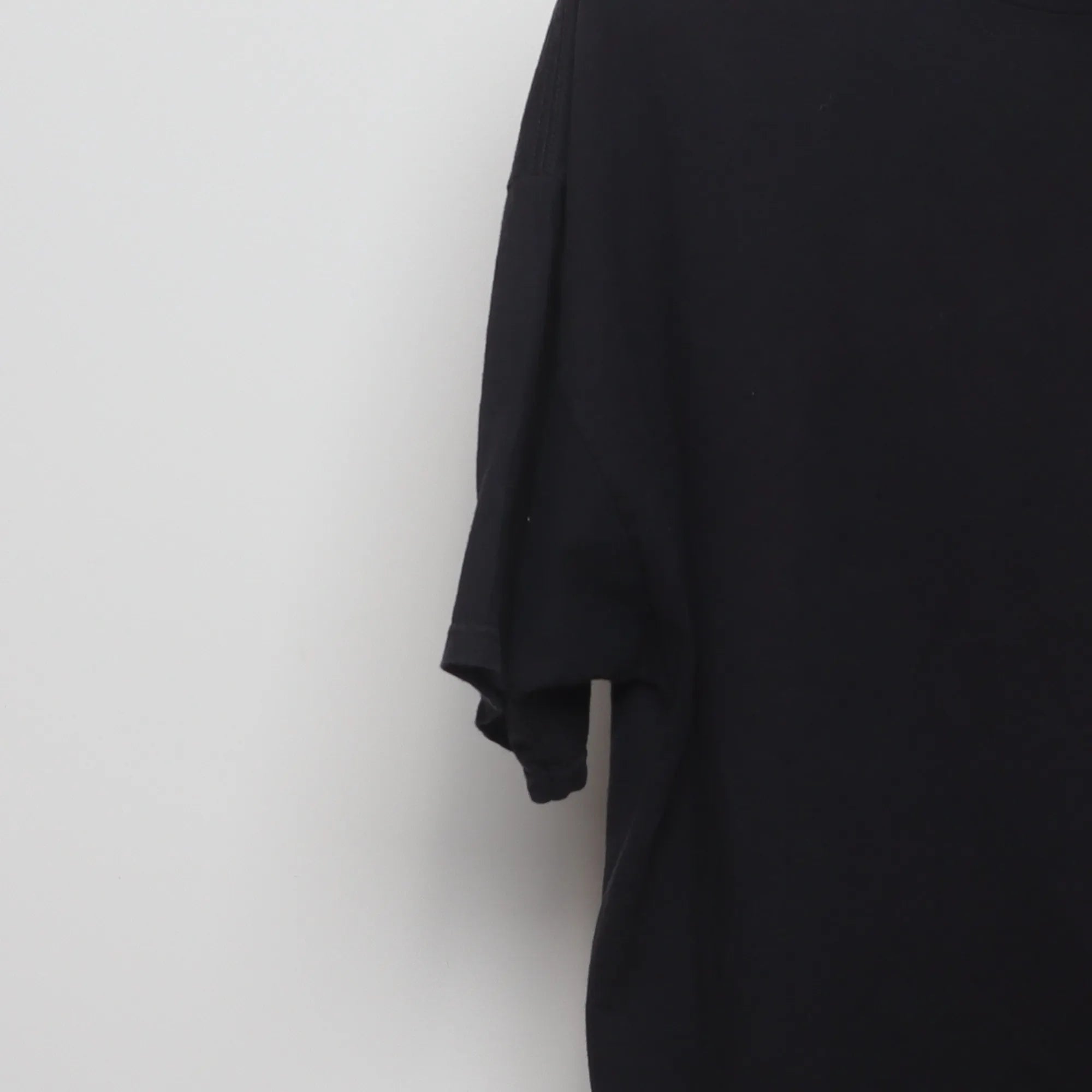 Close-up of the sleeve on the Vintage 2000s In-N-Out Classic Car T-Shirt XL