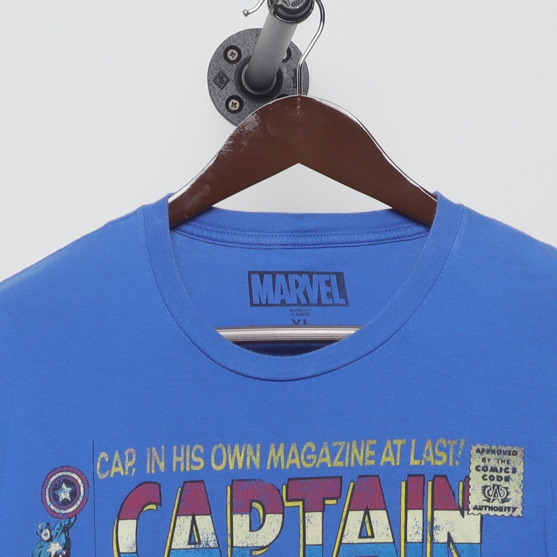 Close-up of the collar and tag on the Vintage 2000s Marvel Comics "Captain America #100 Comic Cover" T-Shirt - L