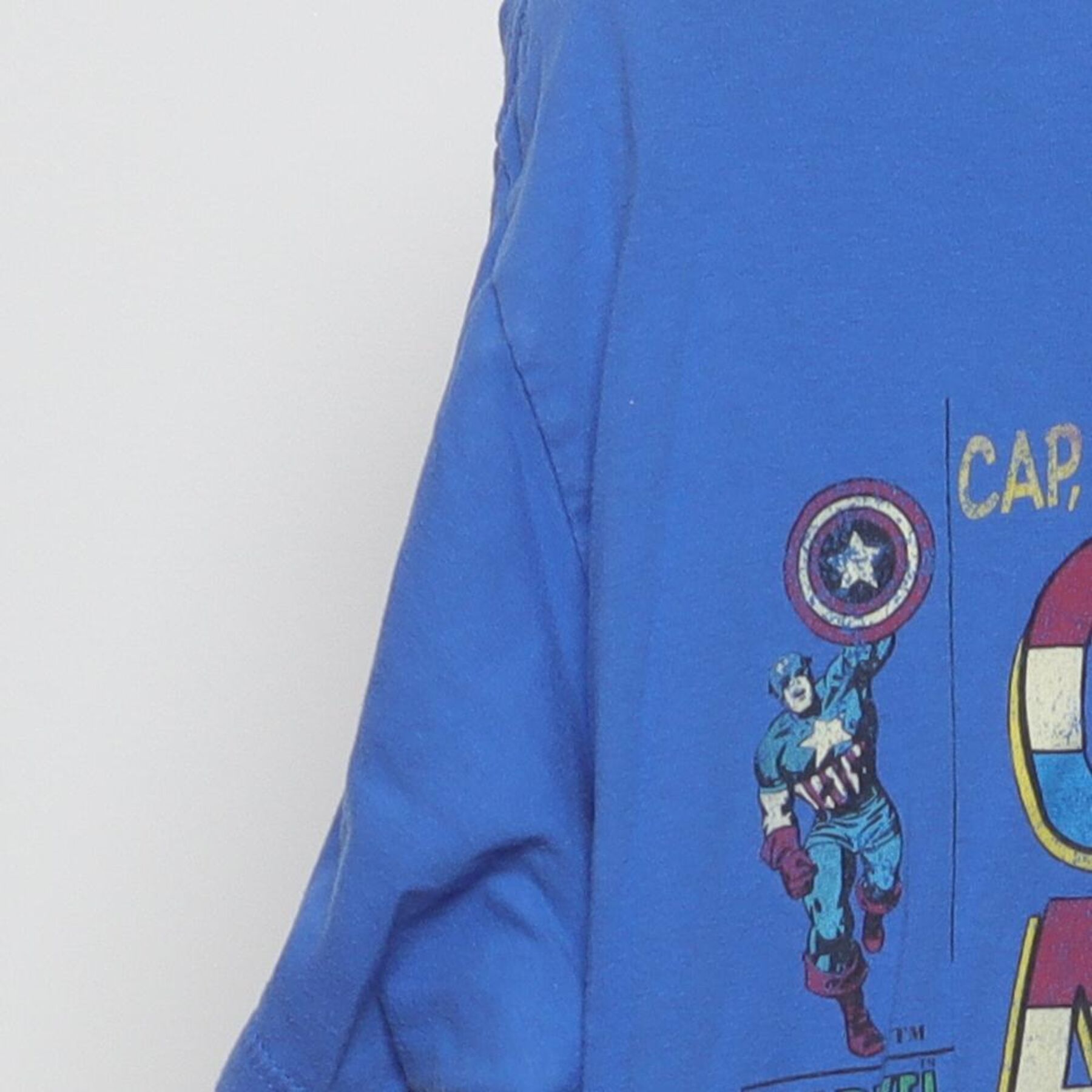 Close-up of the Left sleeve on the Vintage 2000s Marvel Comics "Captain America #100 Comic Cover" T-Shirt - L