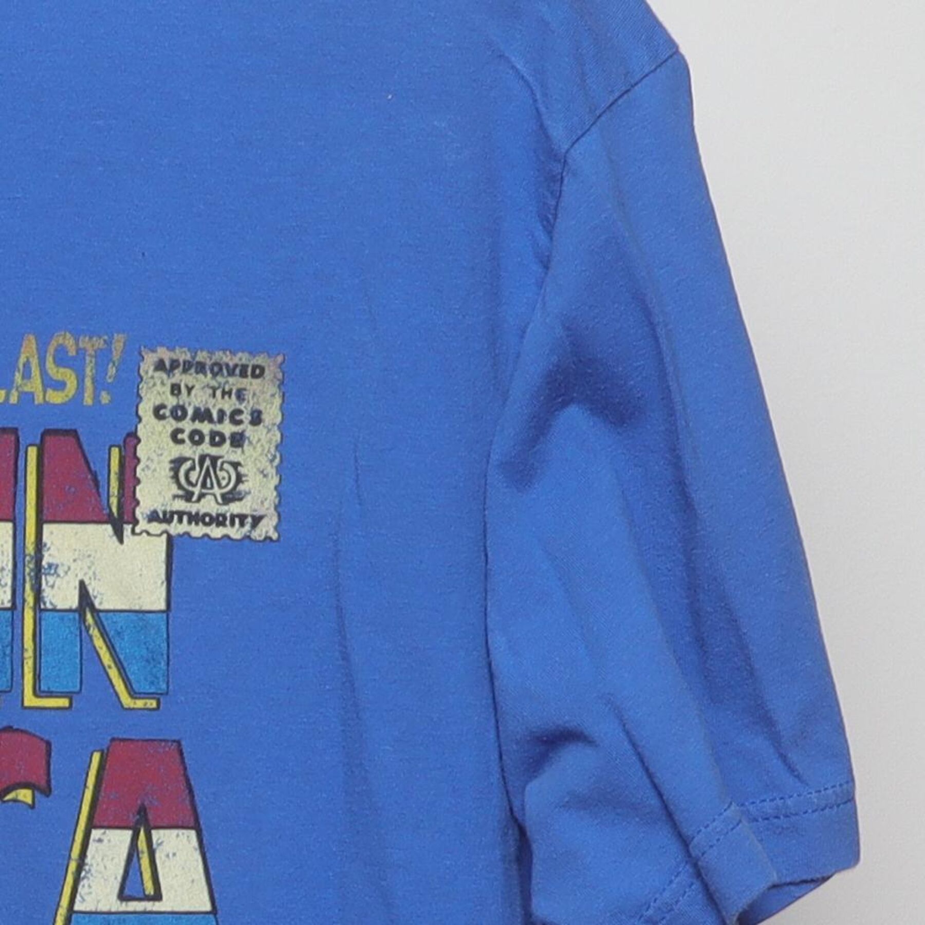 Close-up of the Right sleeve on the Vintage 2000s Marvel Comics "Captain America #100 Comic Cover" T-Shirt - L