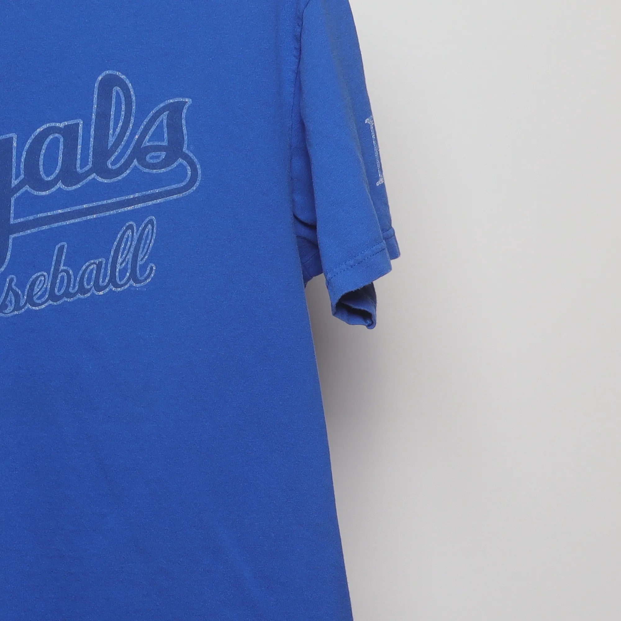 Close-up of the sleeve on the Vintage 2000s Nike KC Royals Team Graphic T-Shirt L