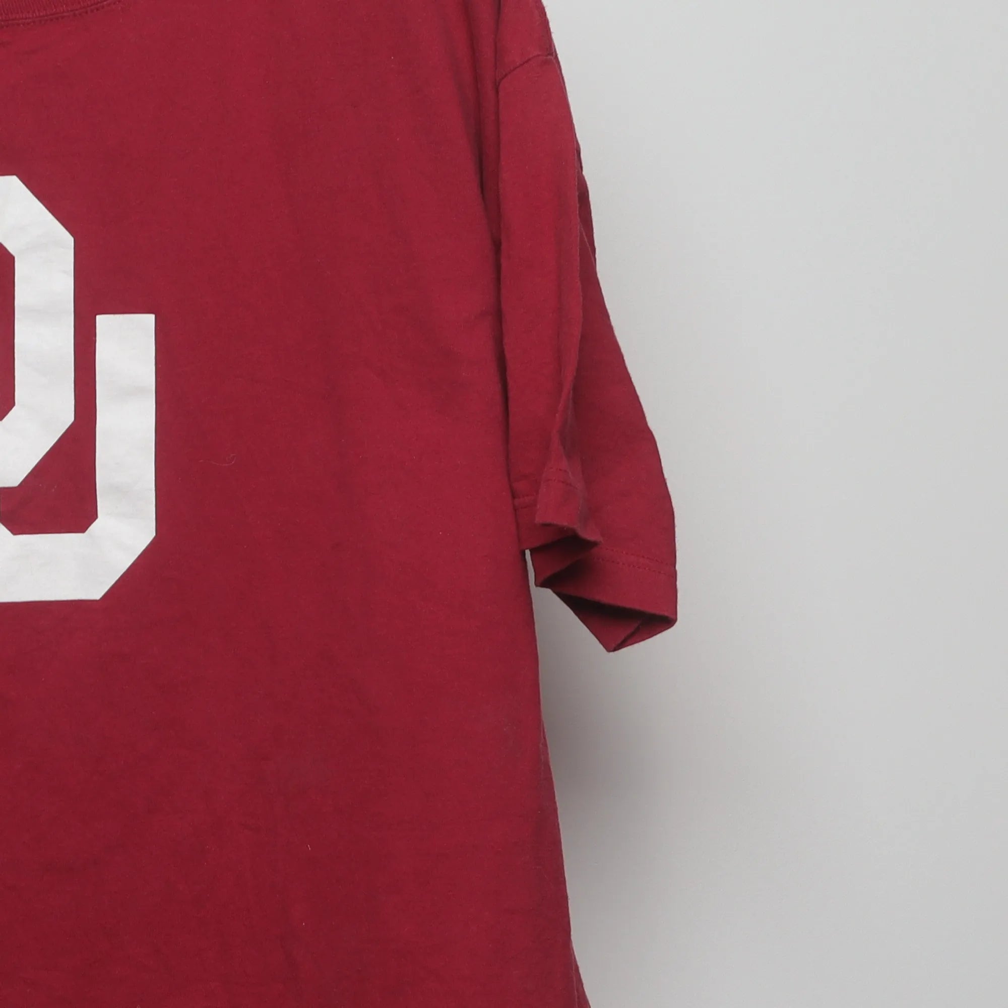 Close-up of the sleeve on the Vintage 2000s Oklahoma Sooners OU Logo T-Shirt XL