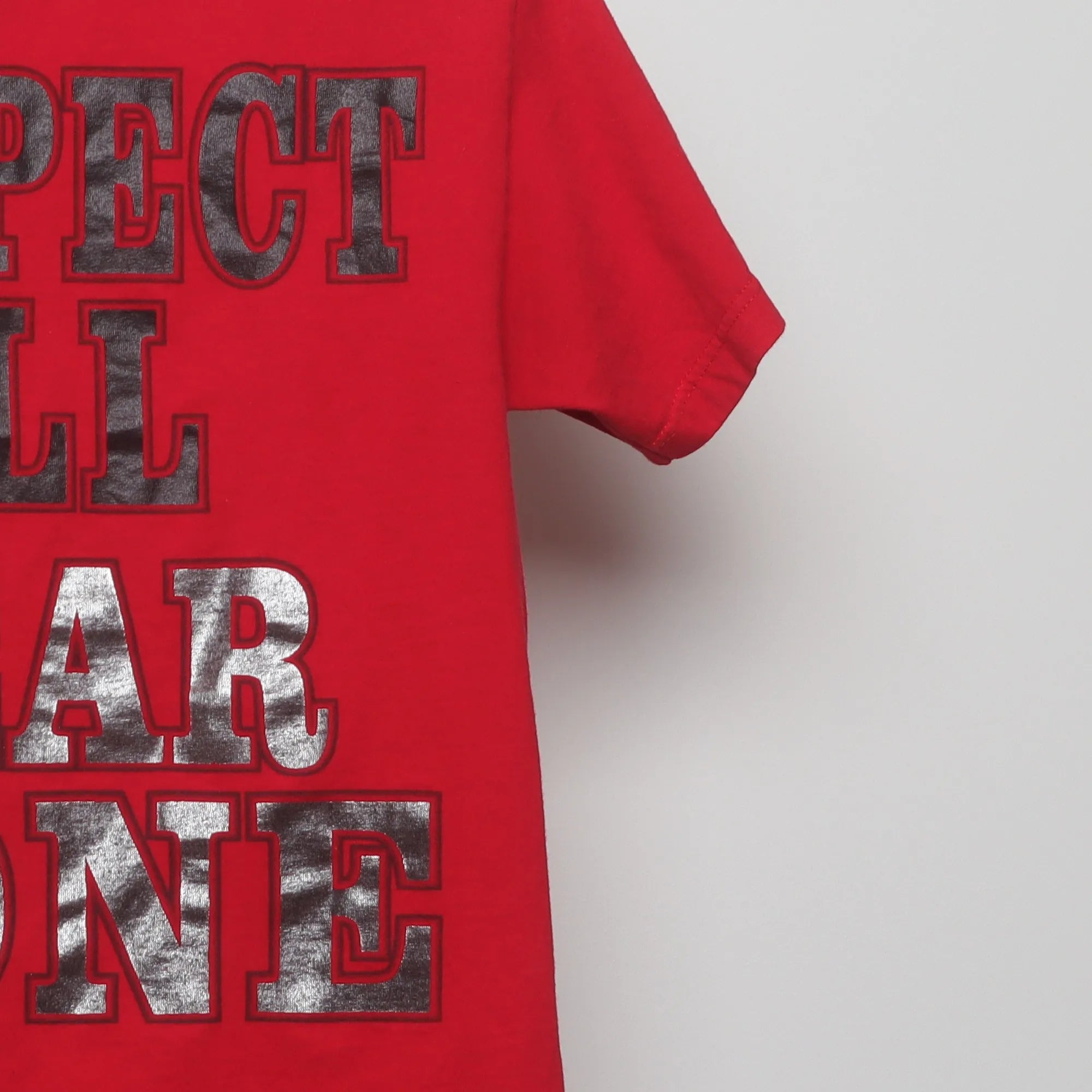 Close-up of the sleeve on the Vintage 2000s Respect All Fear None Graphic Tee S