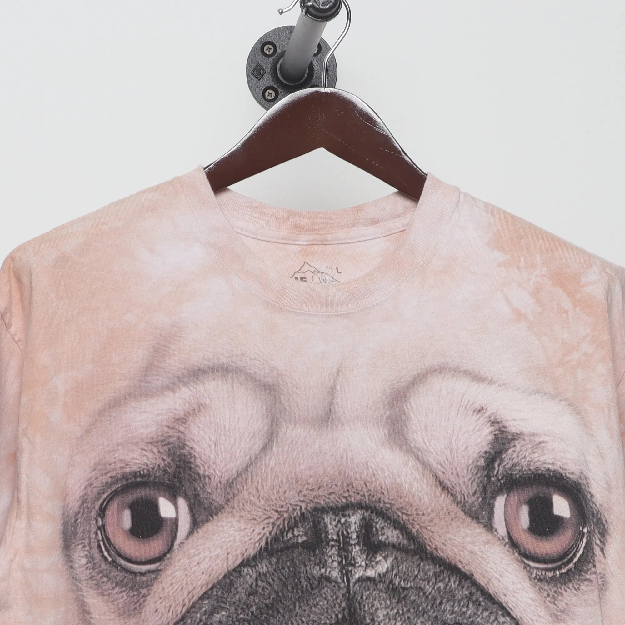 Close-up of the collar and tag on the Vintage 2000s The Mountain Pug Big Face T-Shirt L