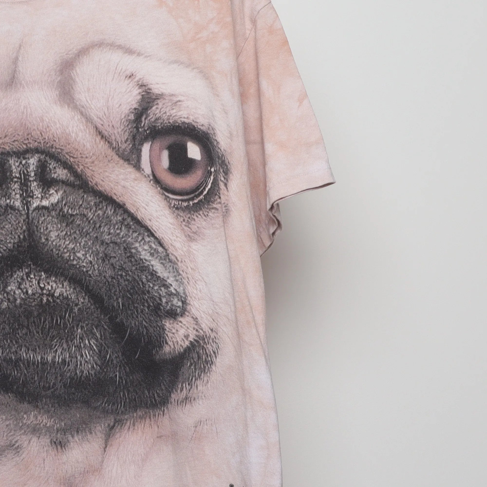 Close-up of the sleeve on the Vintage 2000s The Mountain Pug Big Face T-Shirt L