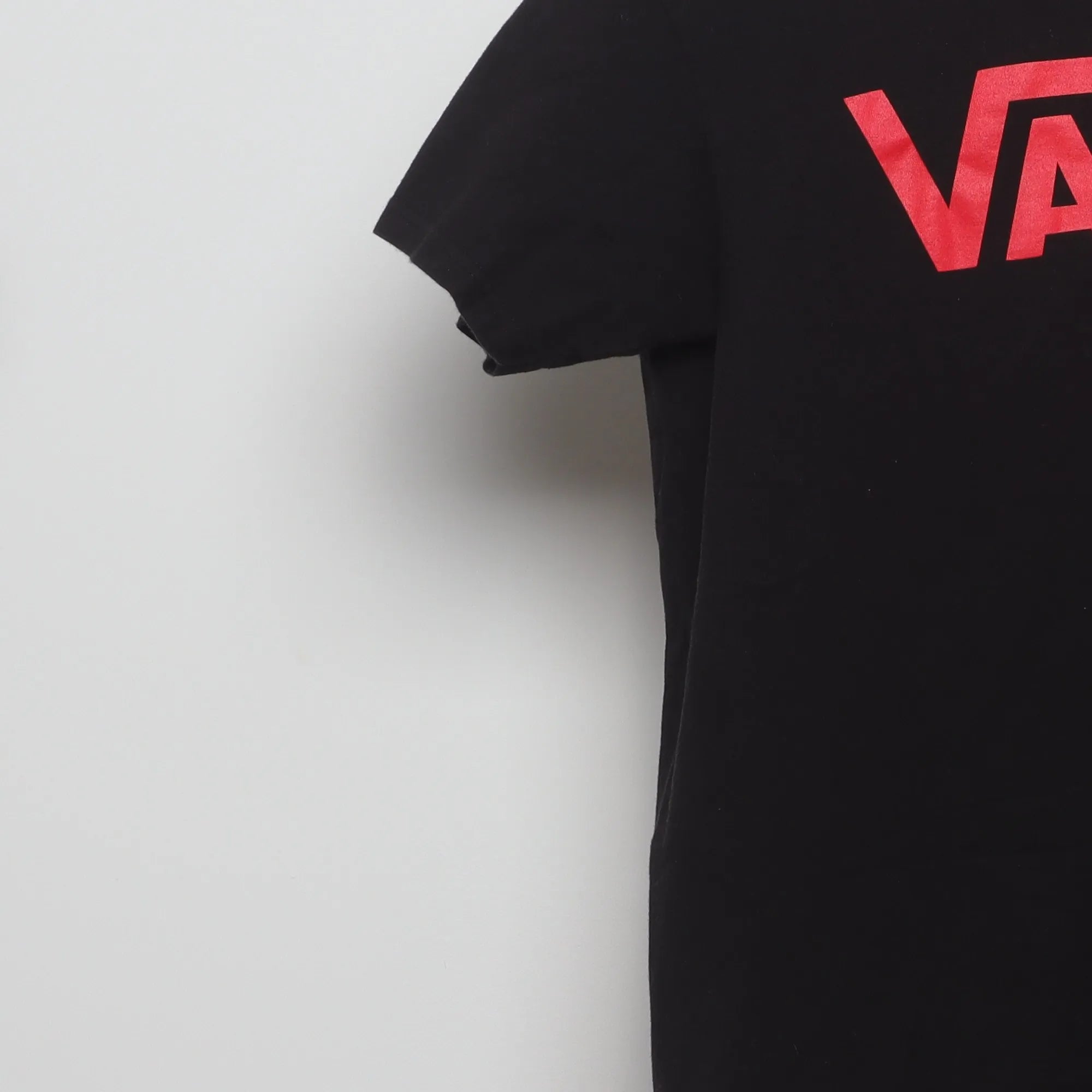 Close-up of the sleeve on the Vintage 2000s Vans Classic Logo Skate T-Shirt S