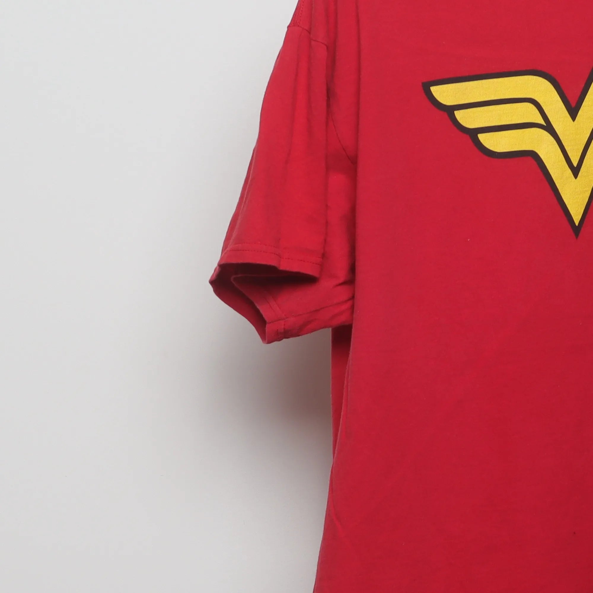 Close-up of the sleeve on the Vintage 2000s Wonder Woman Classic Logo T-Shirt L