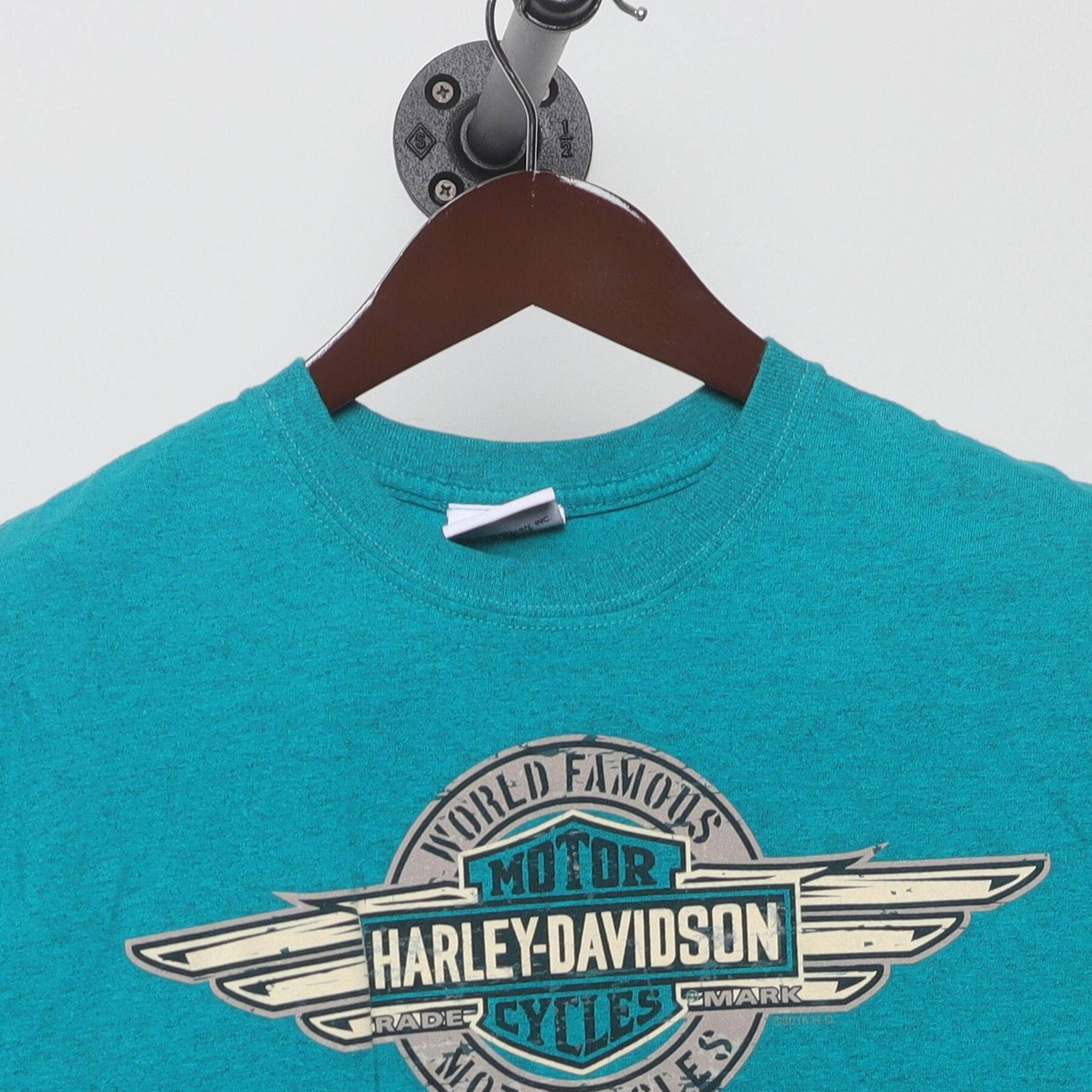 Close-up of the collar and tag on the Vintage 1980s Harley-Davidson "World Famous Motorcycles" T-Shirt - S