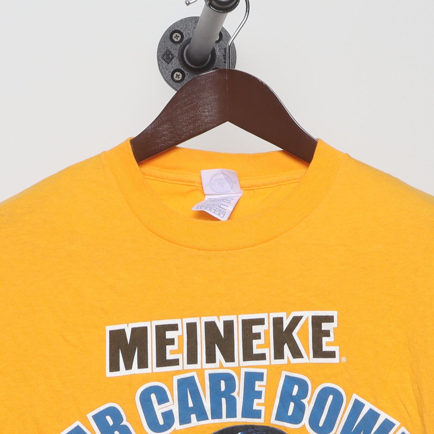 Close-up of the collar and tag on the Vintage Y2K Meineke Car Care Bowl "West Virginia Mountaineers" T-Shirt - L