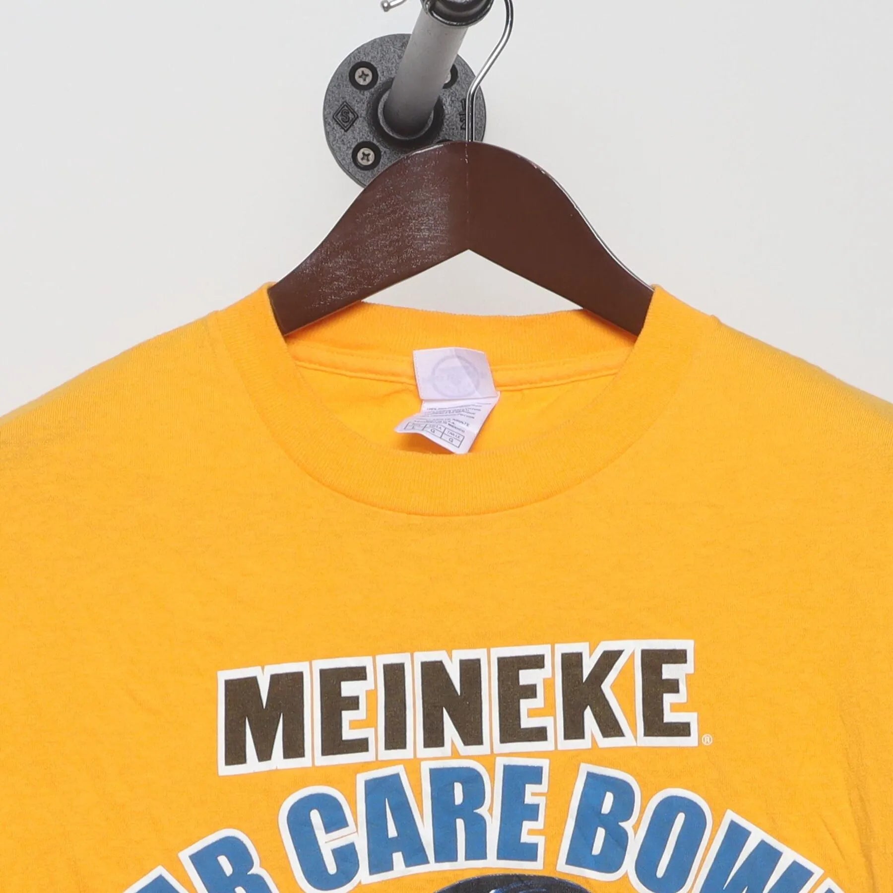 Close-up of the collar and tag on the Vintage Y2K Meineke Car Care Bowl "West Virginia Mountaineers" T-Shirt - L