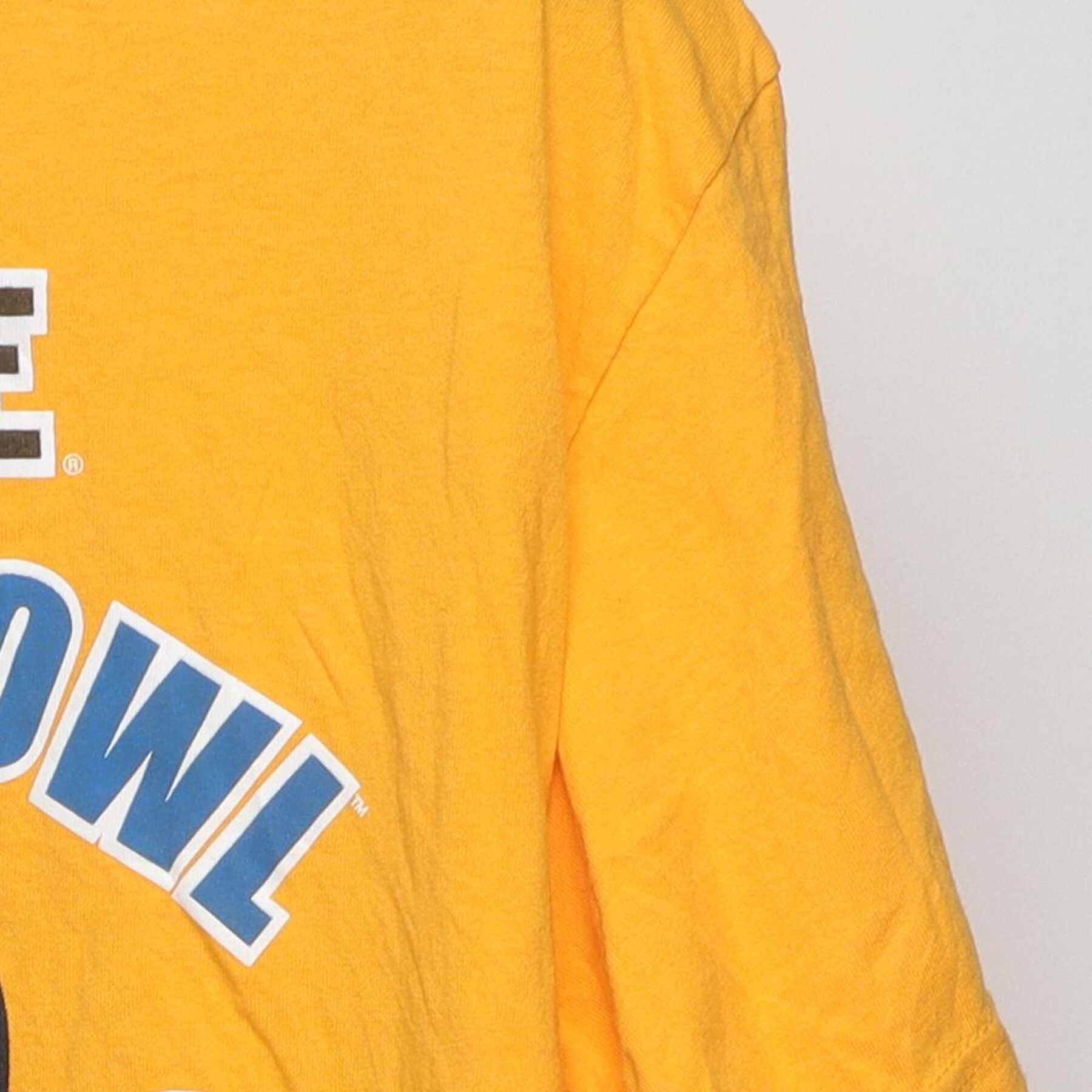 Close-up of the Right sleeve on the Vintage Y2K Meineke Car Care Bowl "West Virginia Mountaineers" T-Shirt - L