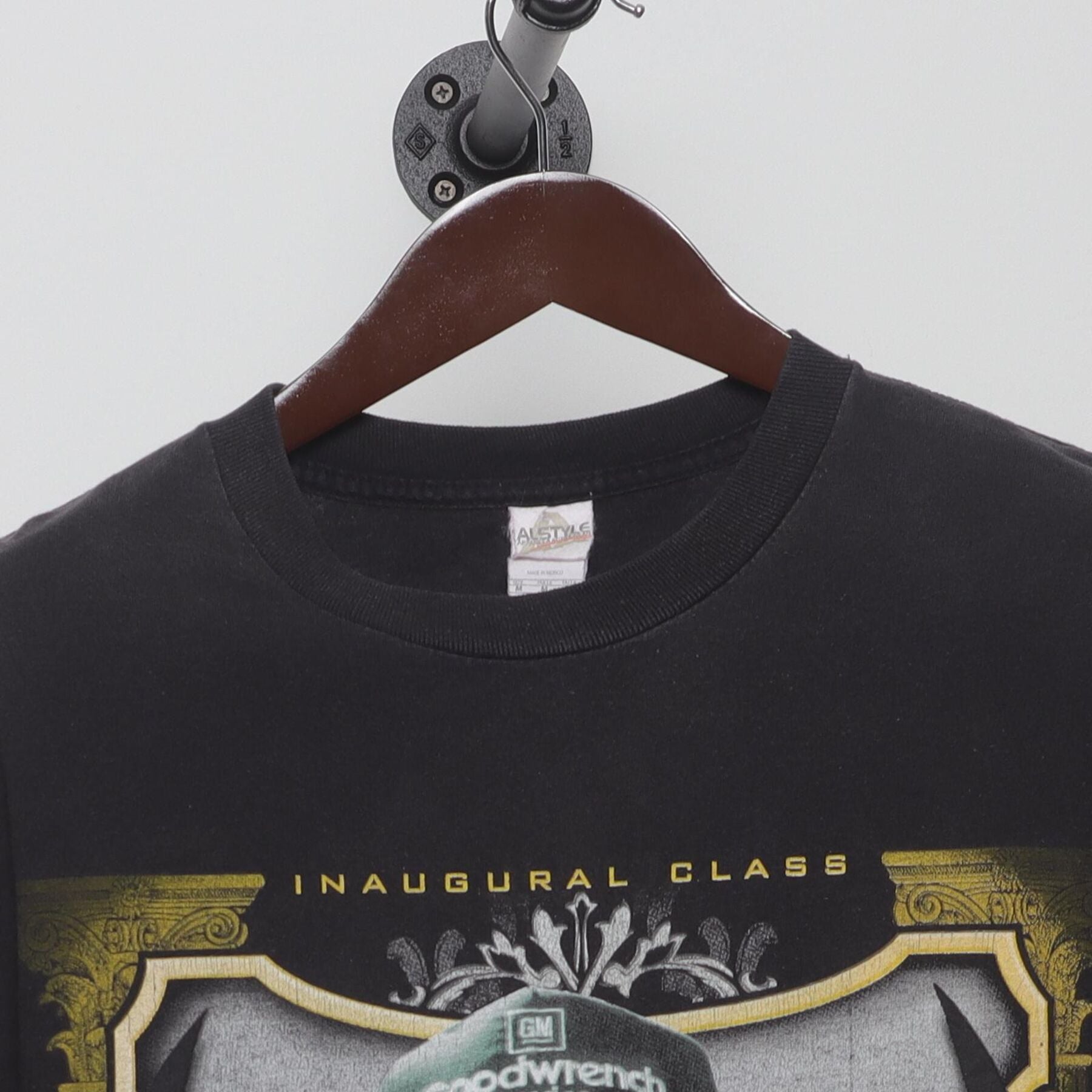 Close-up of the collar and tag on the Vintage 2000s Dale Earnhardt "NASCAR Hall of Fame Inaugural Class" T-Shirt - M