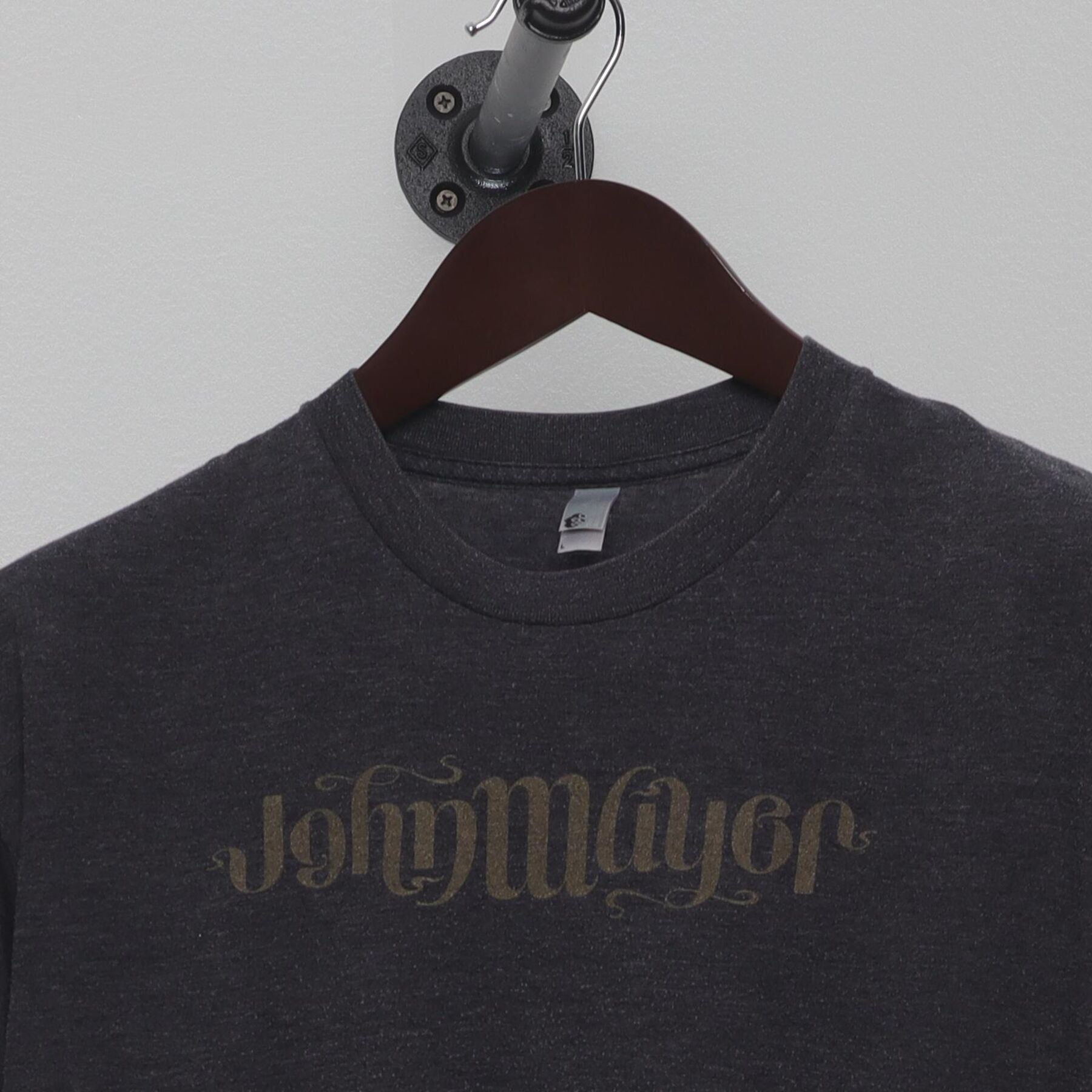 Close-up of the collar and tag on the Vintage 2010s John Mayer "Battle Studies Summer Tour" T-Shirt - M