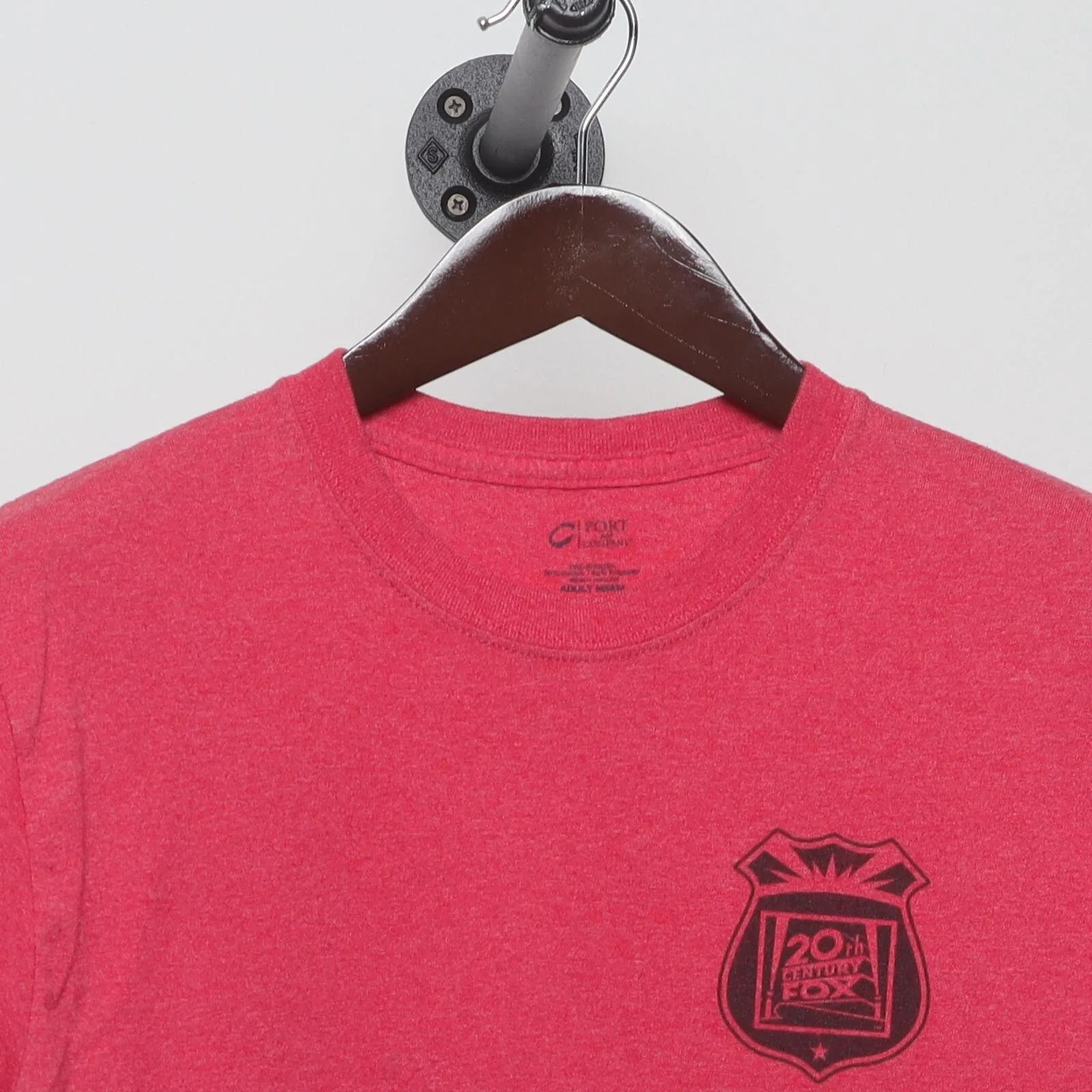 Close-up of the collar and tag on the Vintage 2010s 20th Century Fox "Fox Brought The Heat 2013" T-Shirt - M