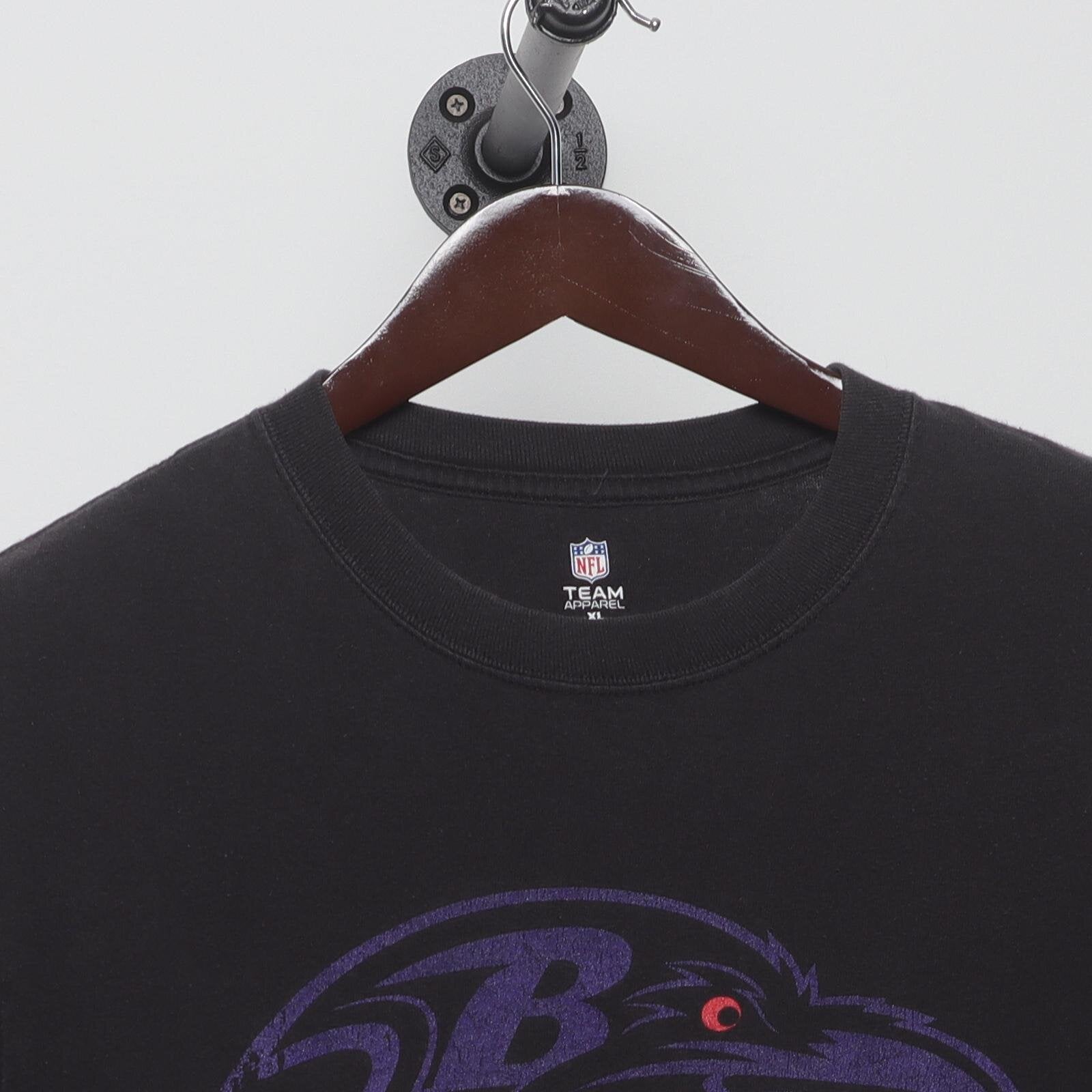 Close-up of the collar and tag on the Vintage 2010s Baltimore Ravens "Joe Flacco #5" T-Shirt - L