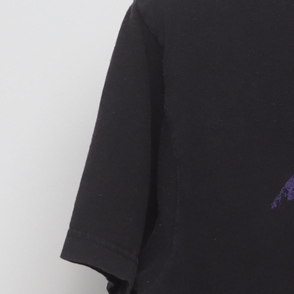 Close-up of the sleeve on the Vintage 2010s Baltimore Ravens "Joe Flacco #5" T-Shirt - L