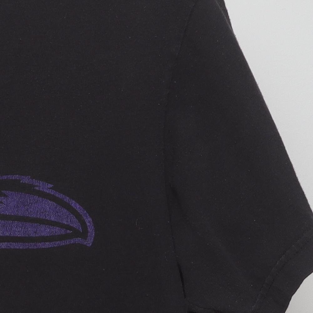 Close-up of the sleeve on the Vintage 2010s Baltimore Ravens "Joe Flacco #5" T-Shirt - L