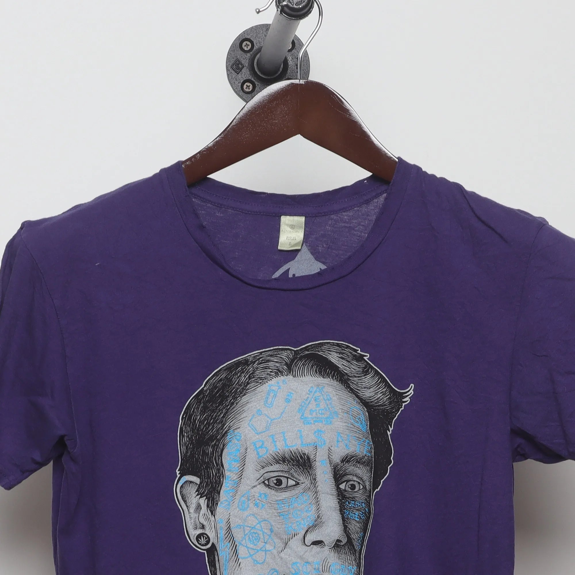 Close-up of the collar and tag on the Vintage 2010s Bill Nye Tattoo Graphic Tee S