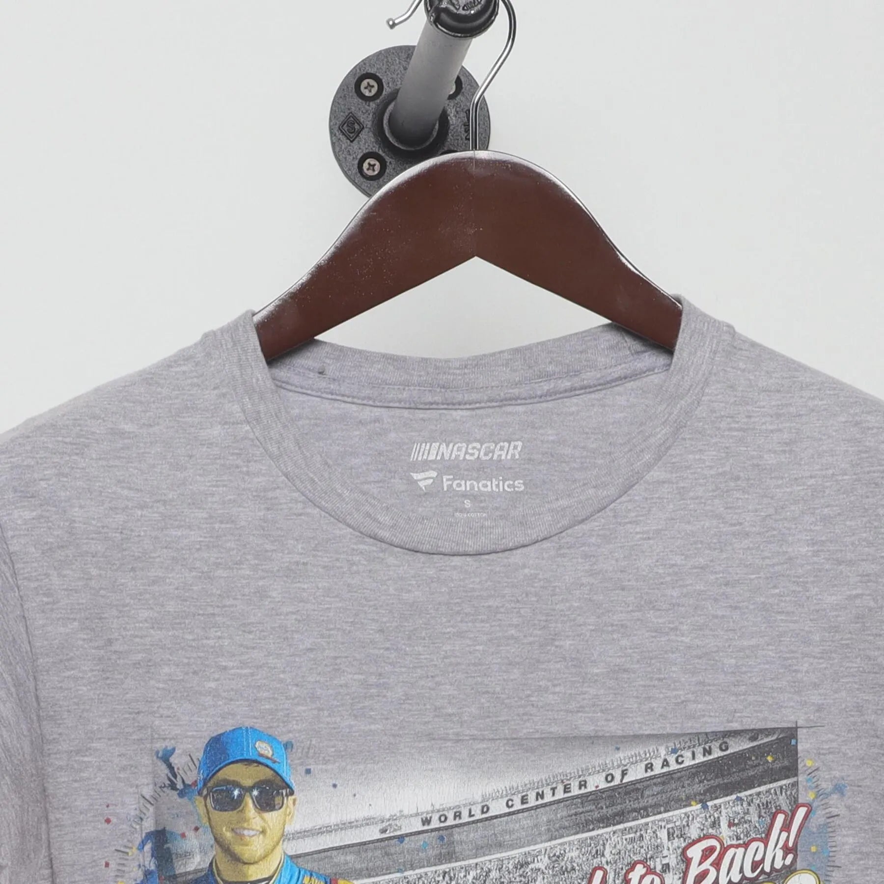Close-up of the collar and tag on the Vintage 2010s Chase Elliott "Daytona 500 Pole Winner" T-Shirt - XS