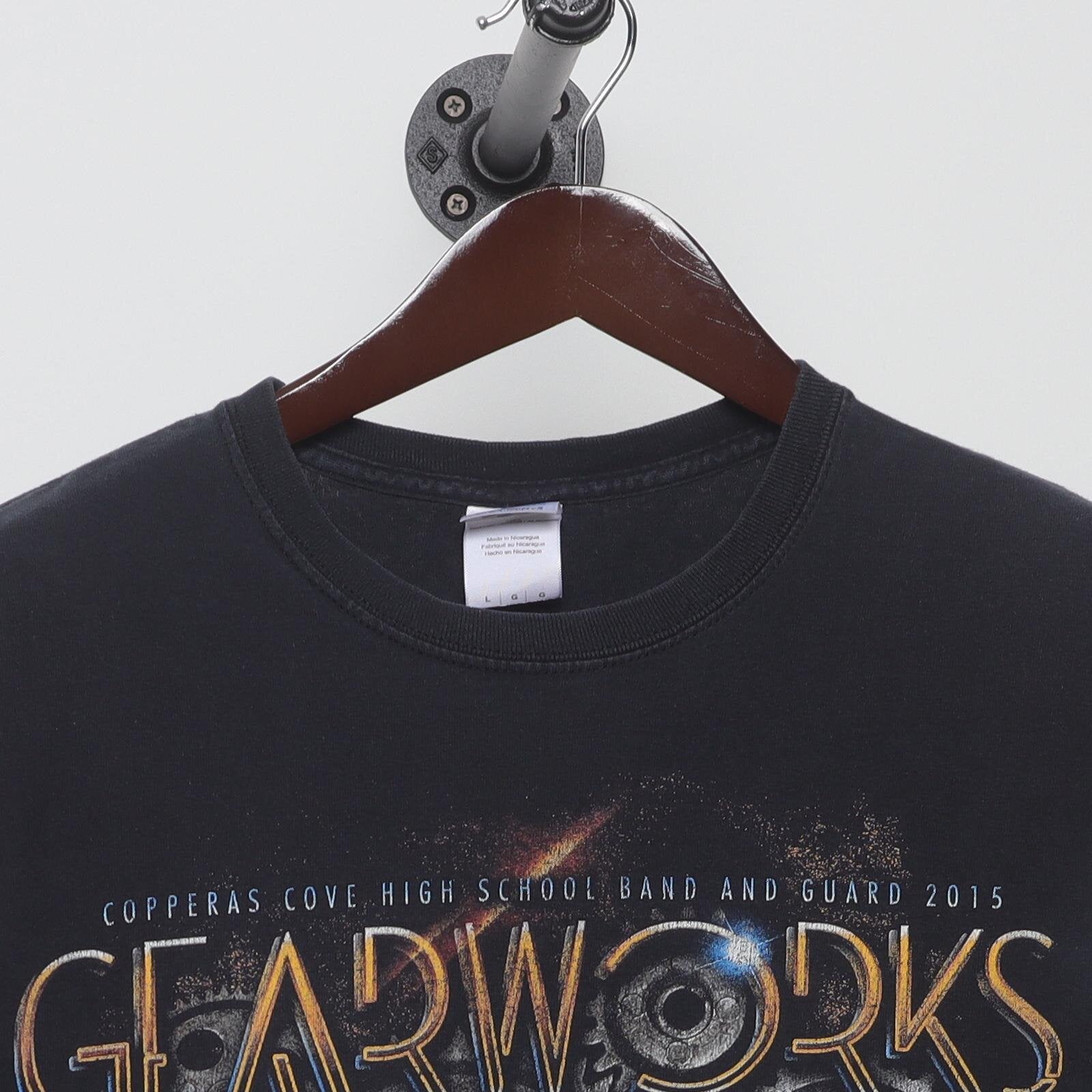 Close-up of the collar and tag on the Vintage 2010s Copperas Cove High School Marching Band "Gearworks" T-Shirt - L