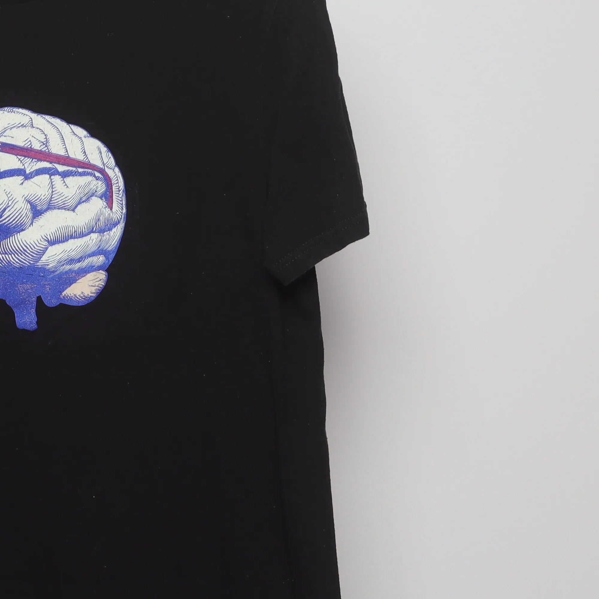 Close-up of the sleeve on the Vintage 2010s Defy Brain Glasses Graphic T-Shirt M