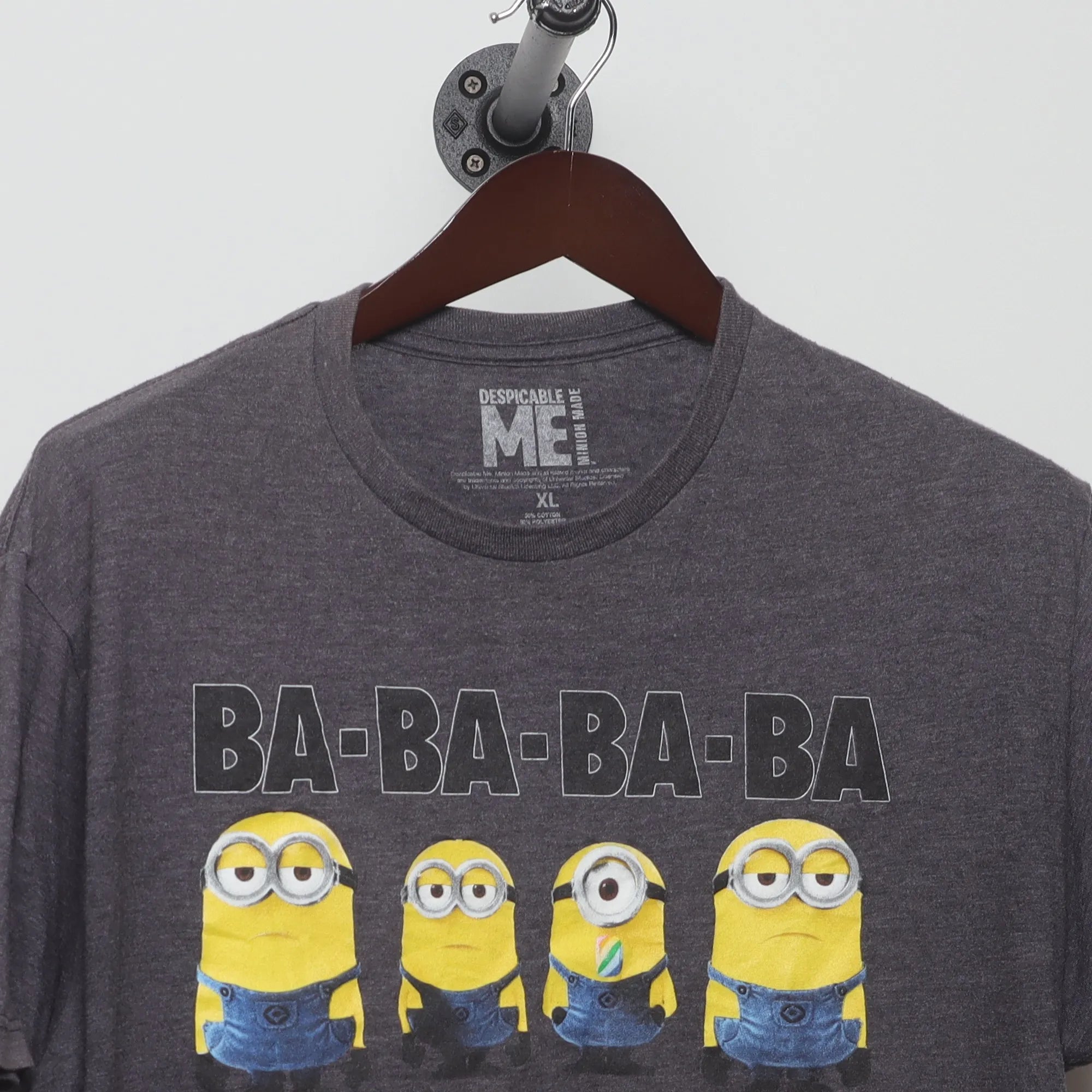 Close-up of the collar and tag on the Vintage 2010s Despicable Me Minions Banana T-Shirt XL