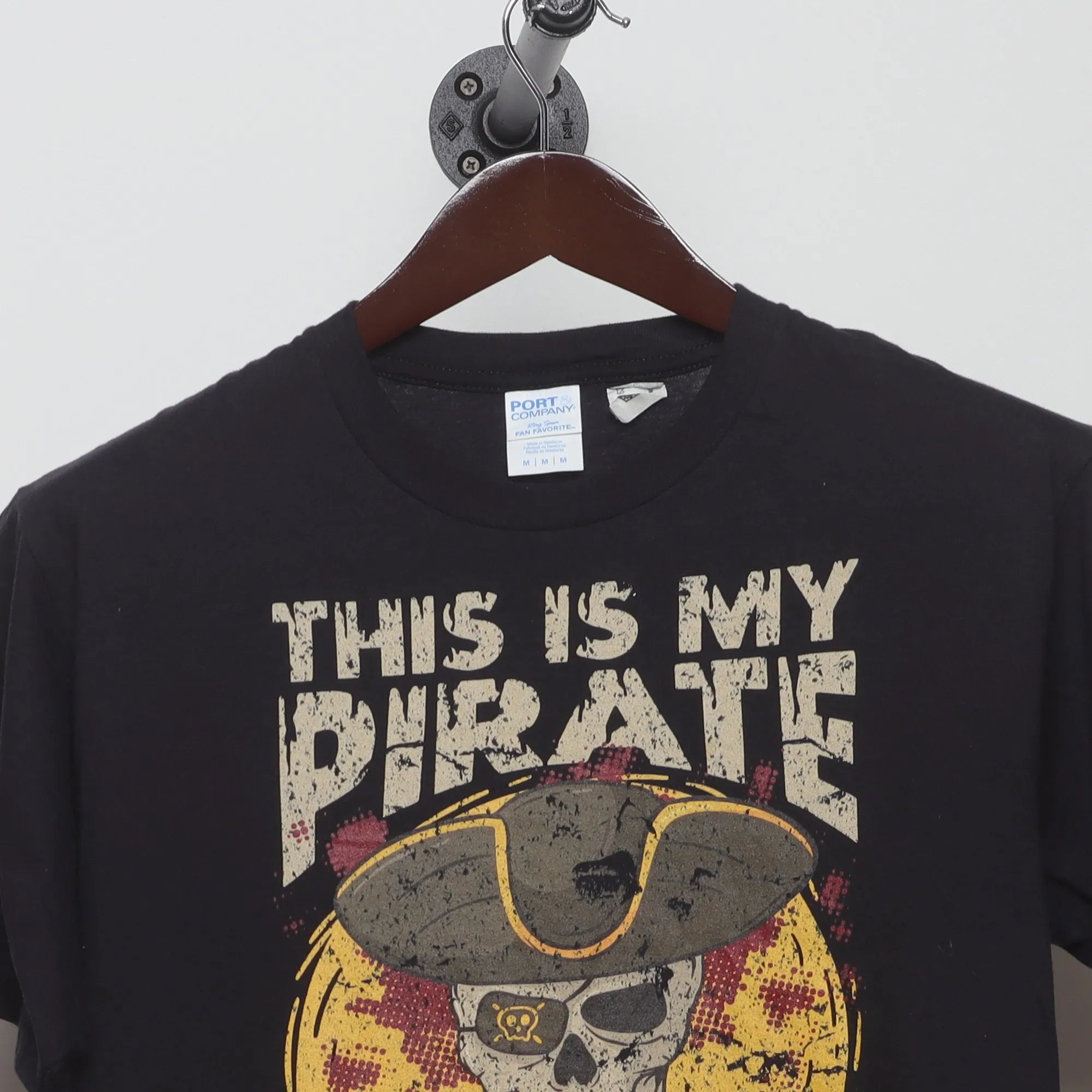 Close-up of the collar and tag on the Vintage 2010s Funny Pirate Skull T-Shirt M