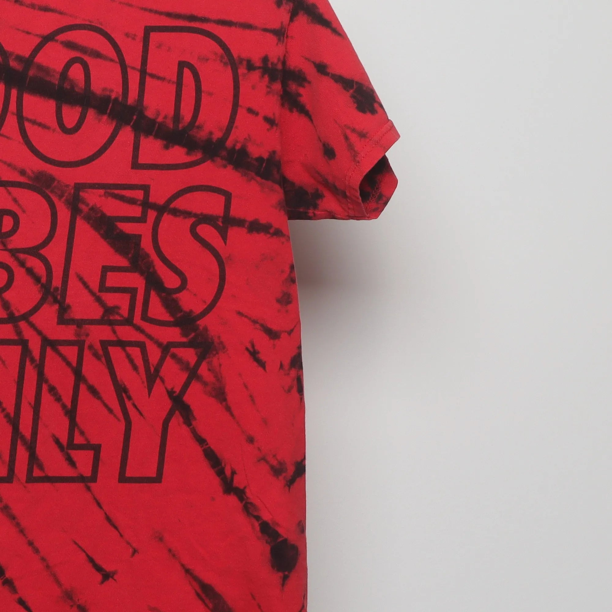 Close-up of the sleeve on the Vintage 2010s Good Vibes Only Tie-Dye T-Shirt M
