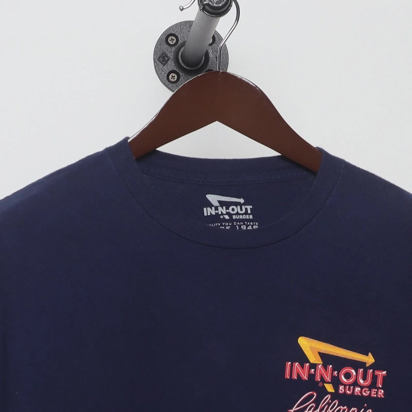 Close-up of the collar and tag on the Vintage 2010s In-N-Out Burger "Classic Cars Sunset" T-Shirt - XL