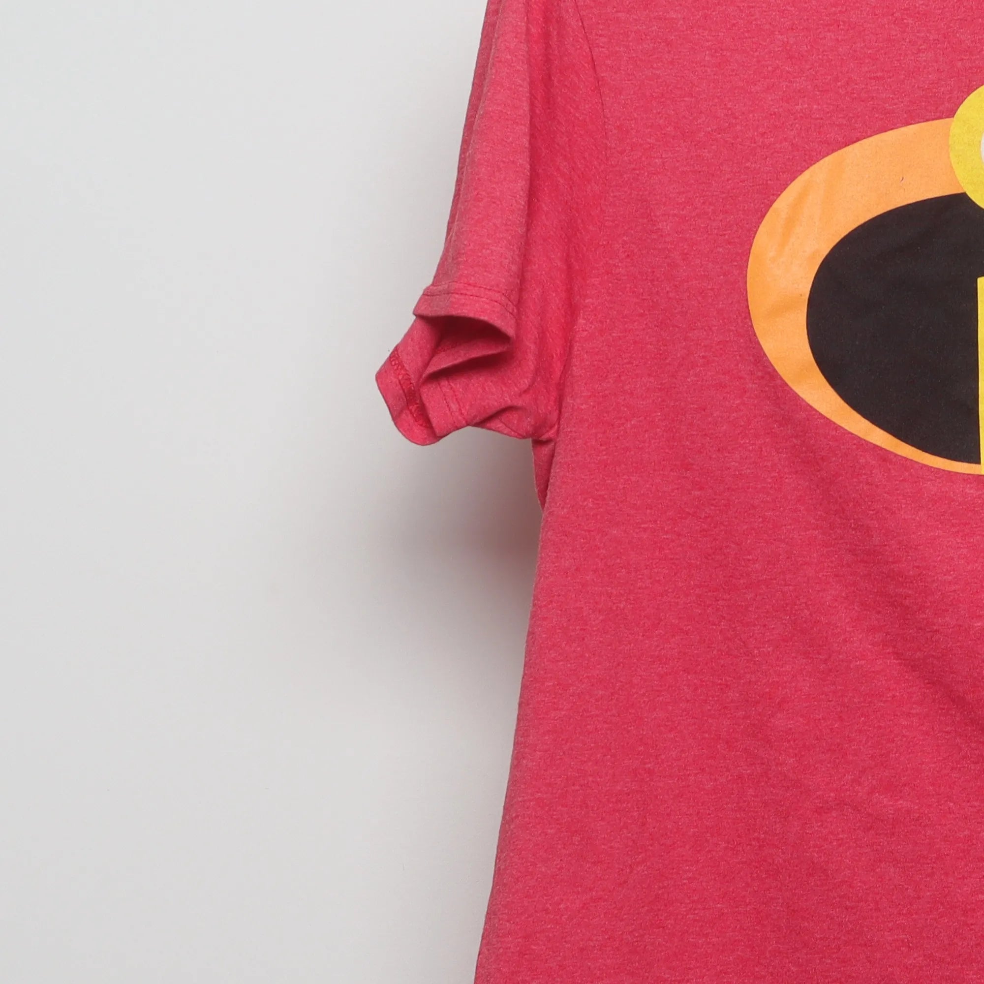 Close-up of the sleeve on the Vintage 2010s Incredibles 2 Movie Logo Tee L