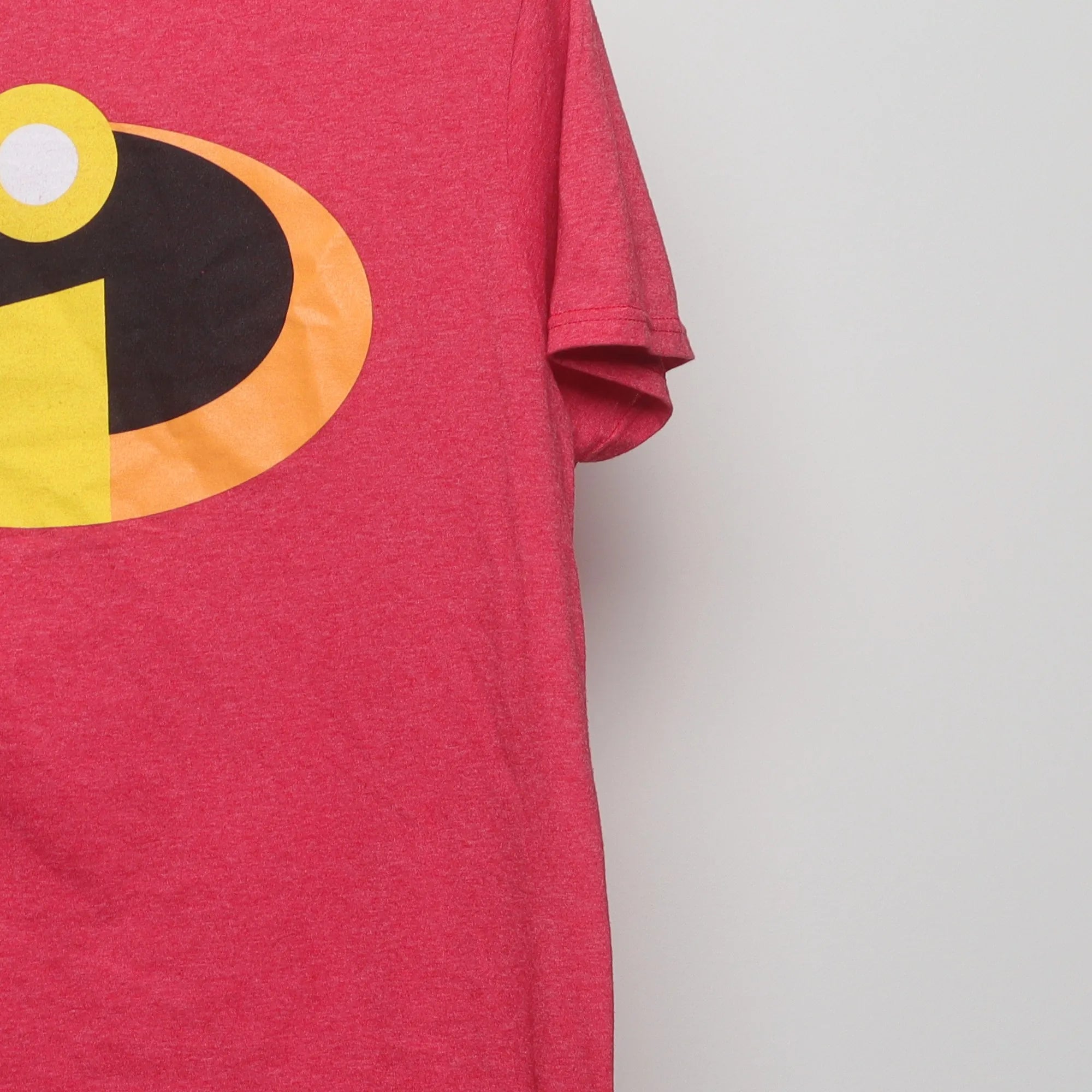 Close-up of the sleeve on the Vintage 2010s Incredibles 2 Movie Logo Tee L