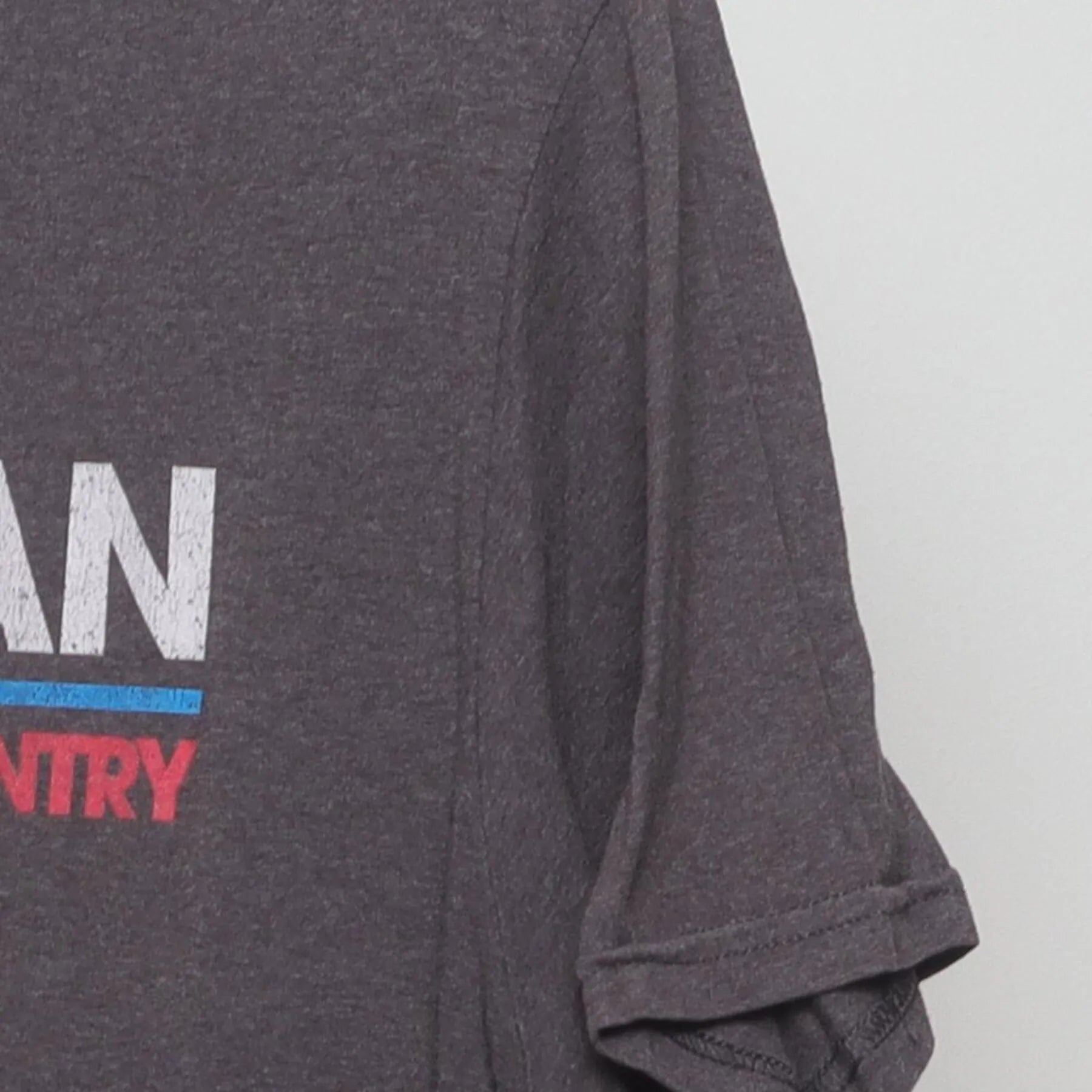 Close-up of the single stitch sleeve on the Vintage 2010s Luke Bryan "What Makes You Country Tour 2018" T-Shirt - M