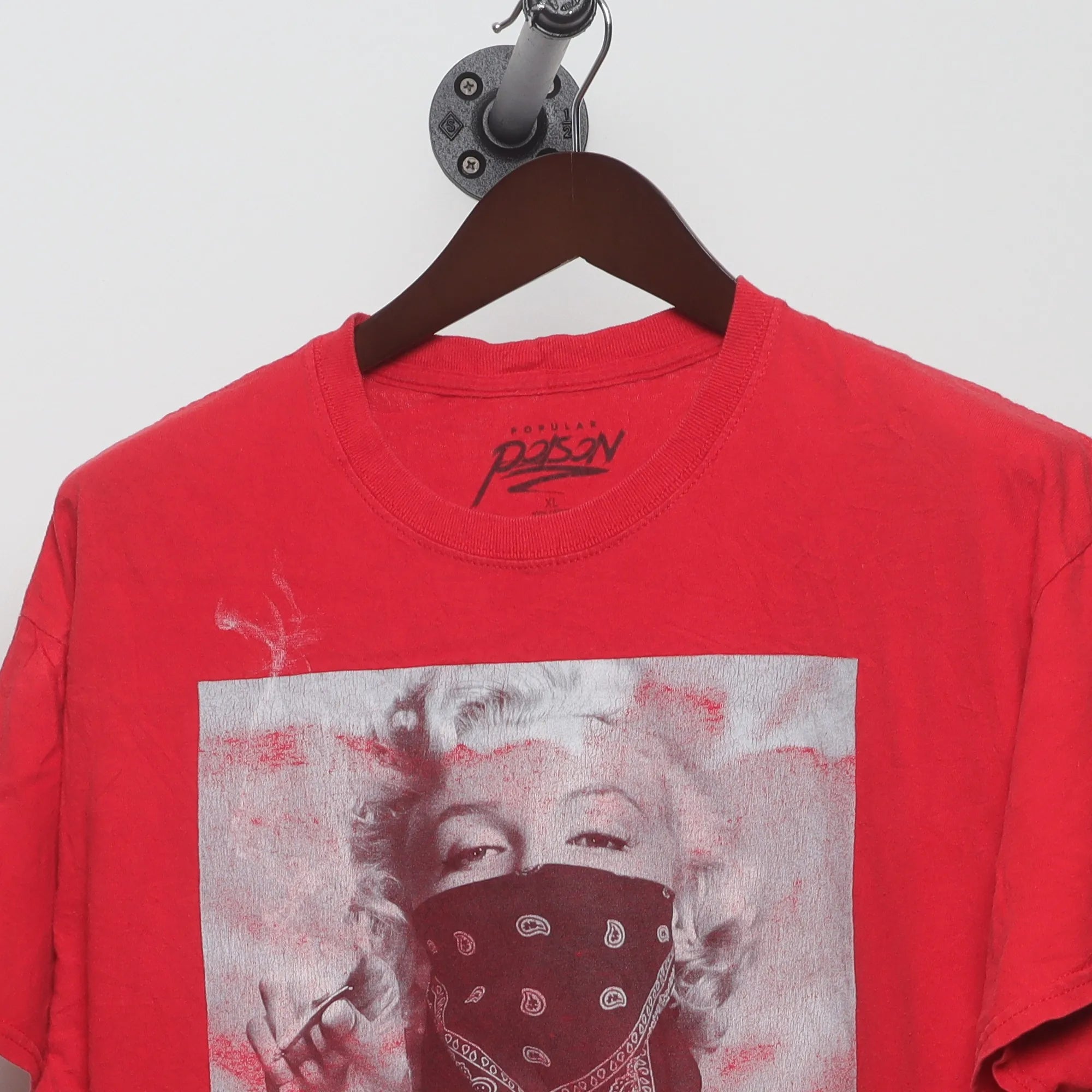 Close-up of the collar and tag on the Vintage 2010s Marilyn Monroe Bandana Graphic T-Shirt XL