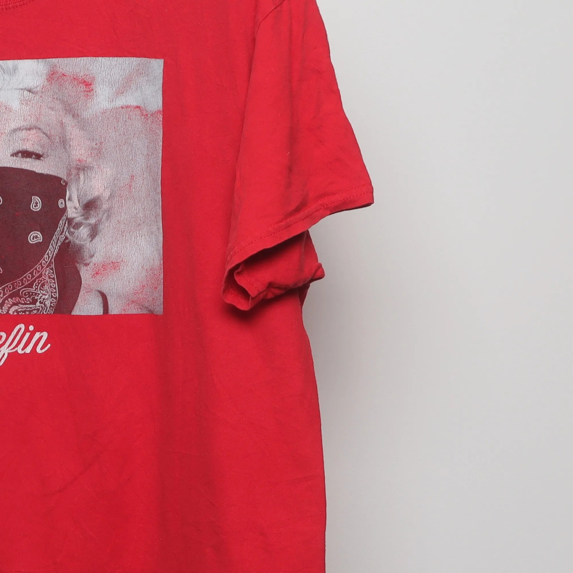 Close-up of the sleeve on the Vintage 2010s Marilyn Monroe Bandana Graphic T-Shirt XL