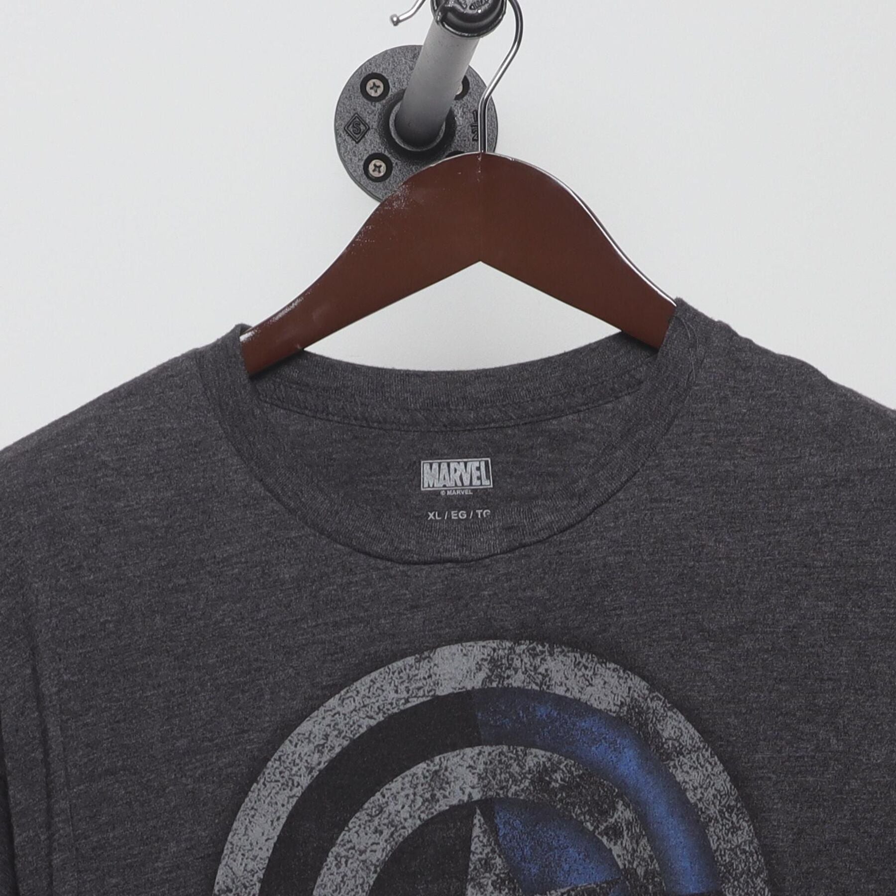 Close-up of the collar and tag on the Vintage 2010s Marvel "Captain America Shield" T-Shirt - L