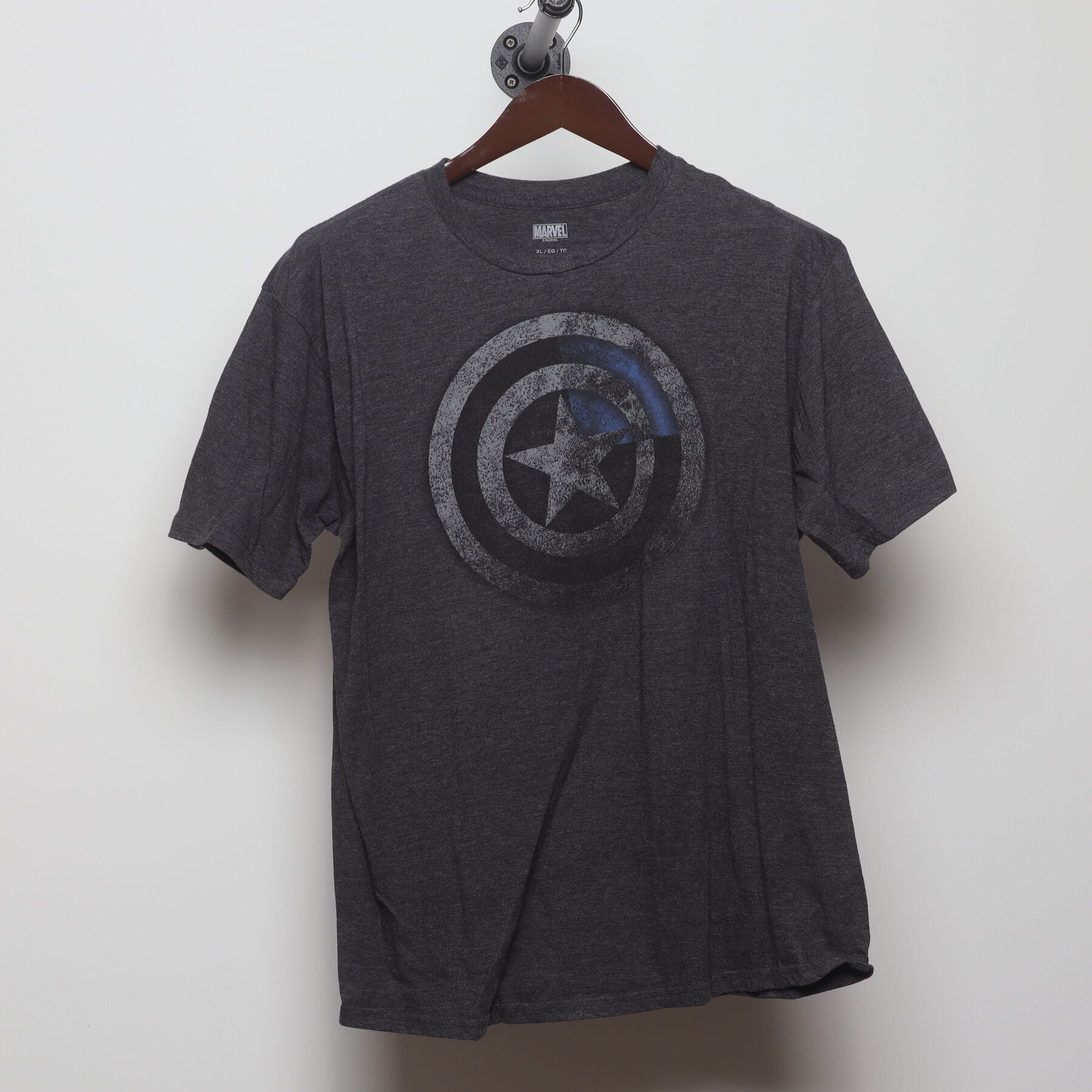 Front view of Vintage 2010s Marvel "Captain America Shield" T-Shirt - L
