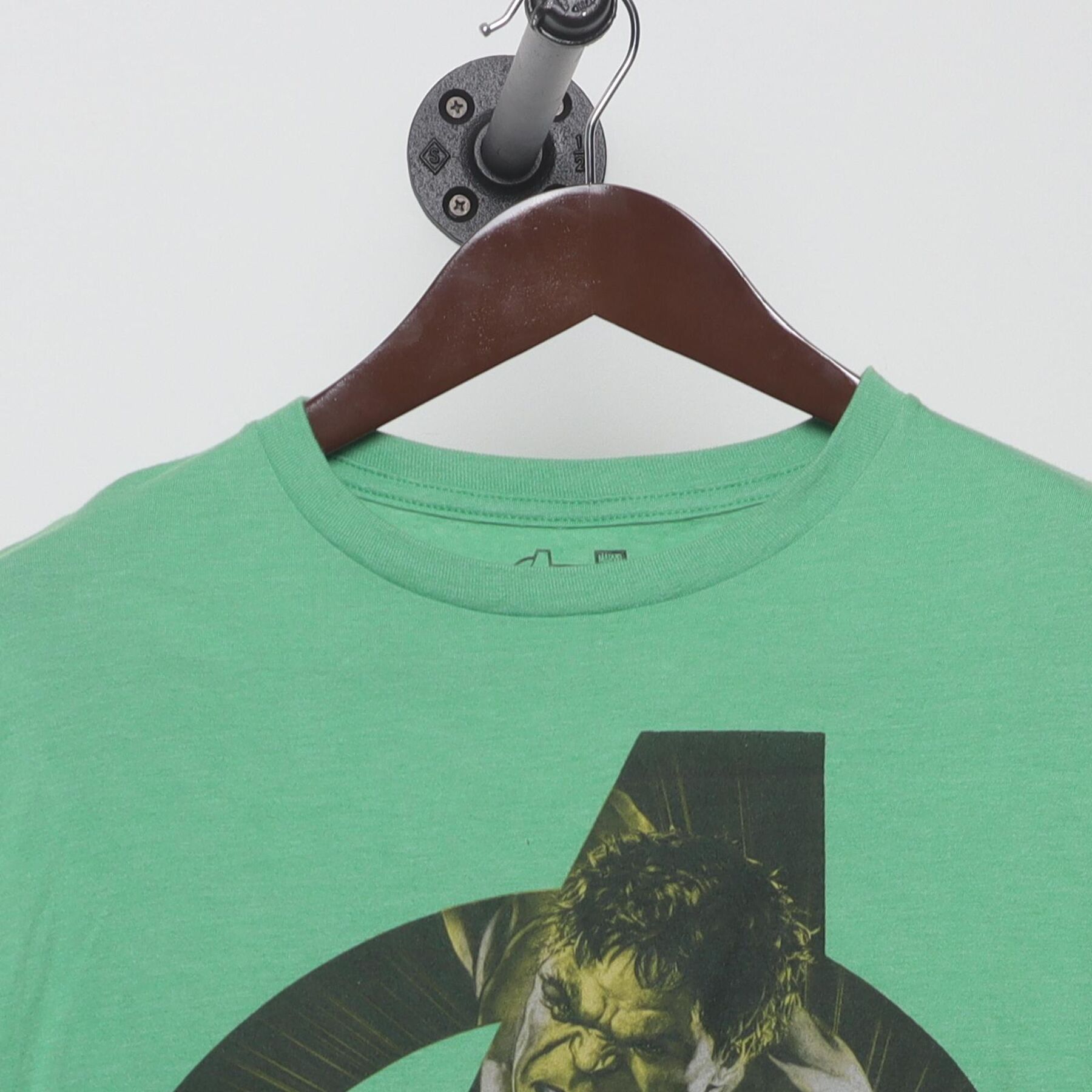 Close-up of the collar and tag on the Vintage 2010s Marvel "The Incredible Hulk Avengers" T-Shirt - S