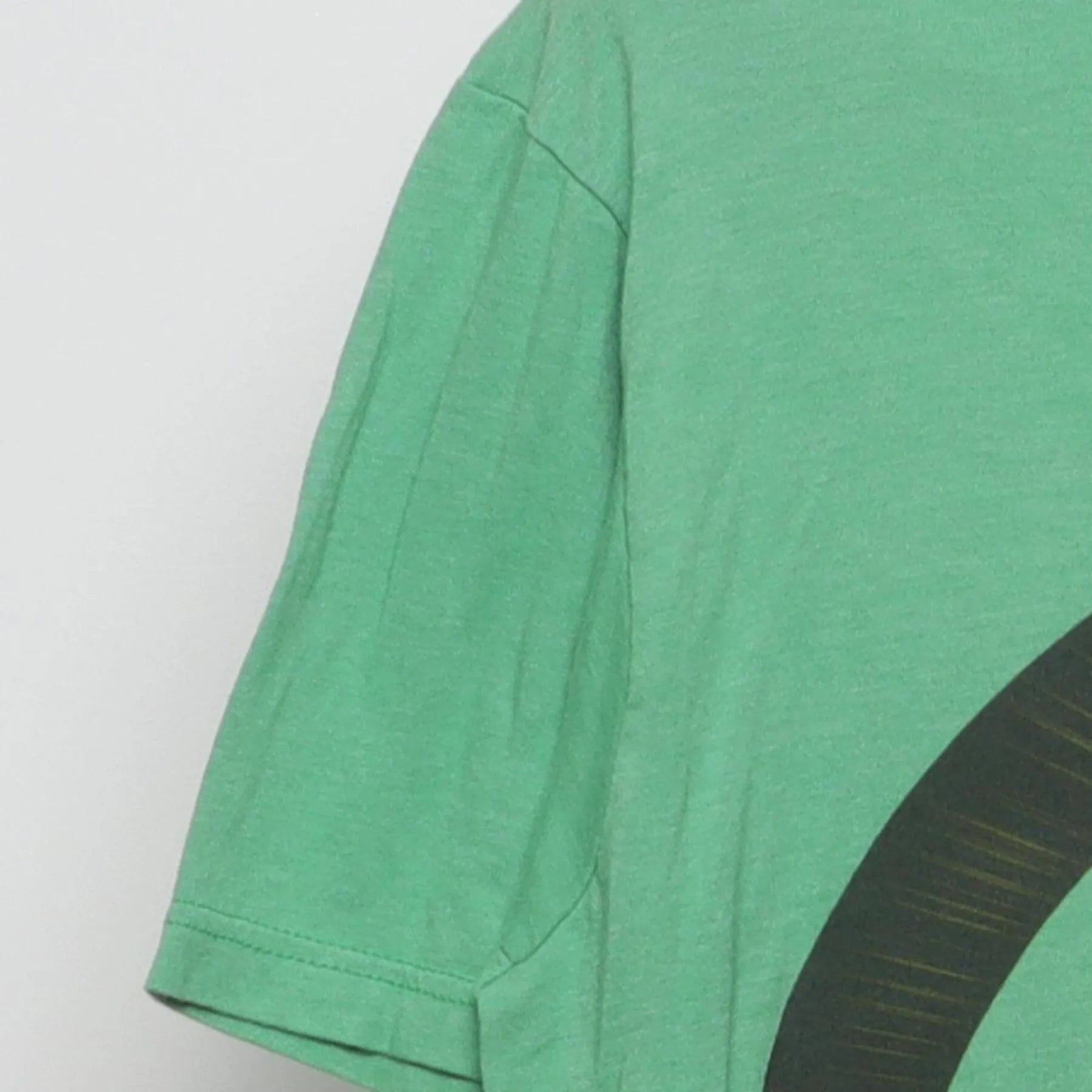 Close-up of the single stitch sleeve on the Vintage 2010s Marvel "The Incredible Hulk Avengers" T-Shirt - S