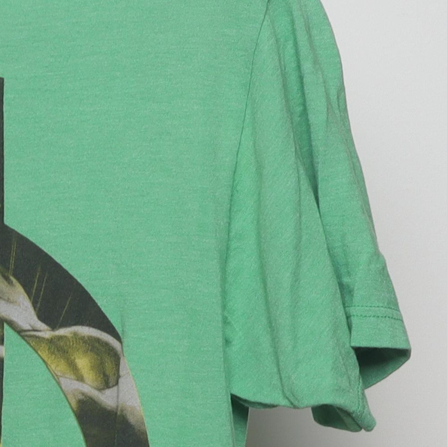 Close-up of the single stitch sleeve on the Vintage 2010s Marvel "The Incredible Hulk Avengers" T-Shirt - S