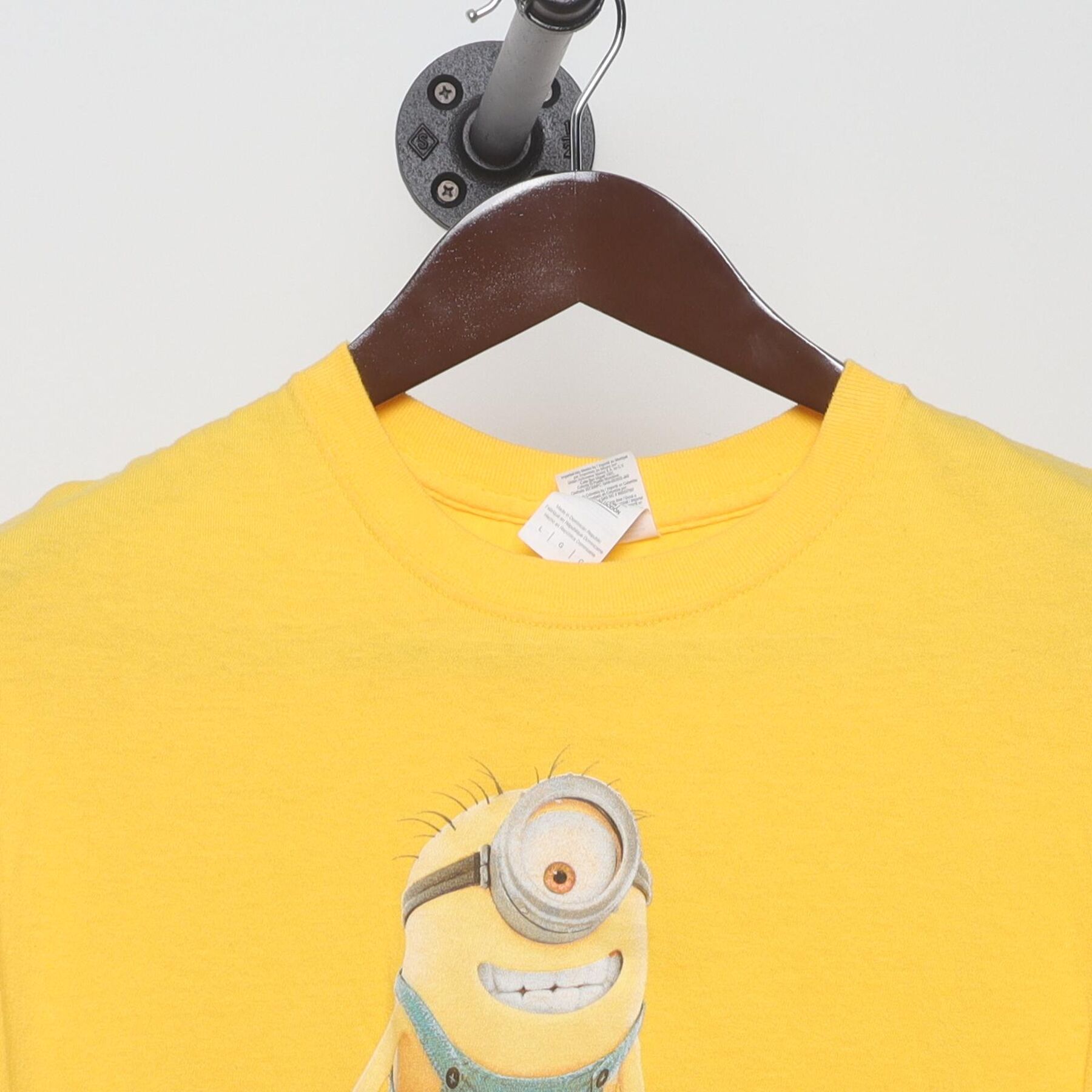 Close-up of the collar and tag on the Vintage 2010s Despicable Me "Minions Pile" T-Shirt - S