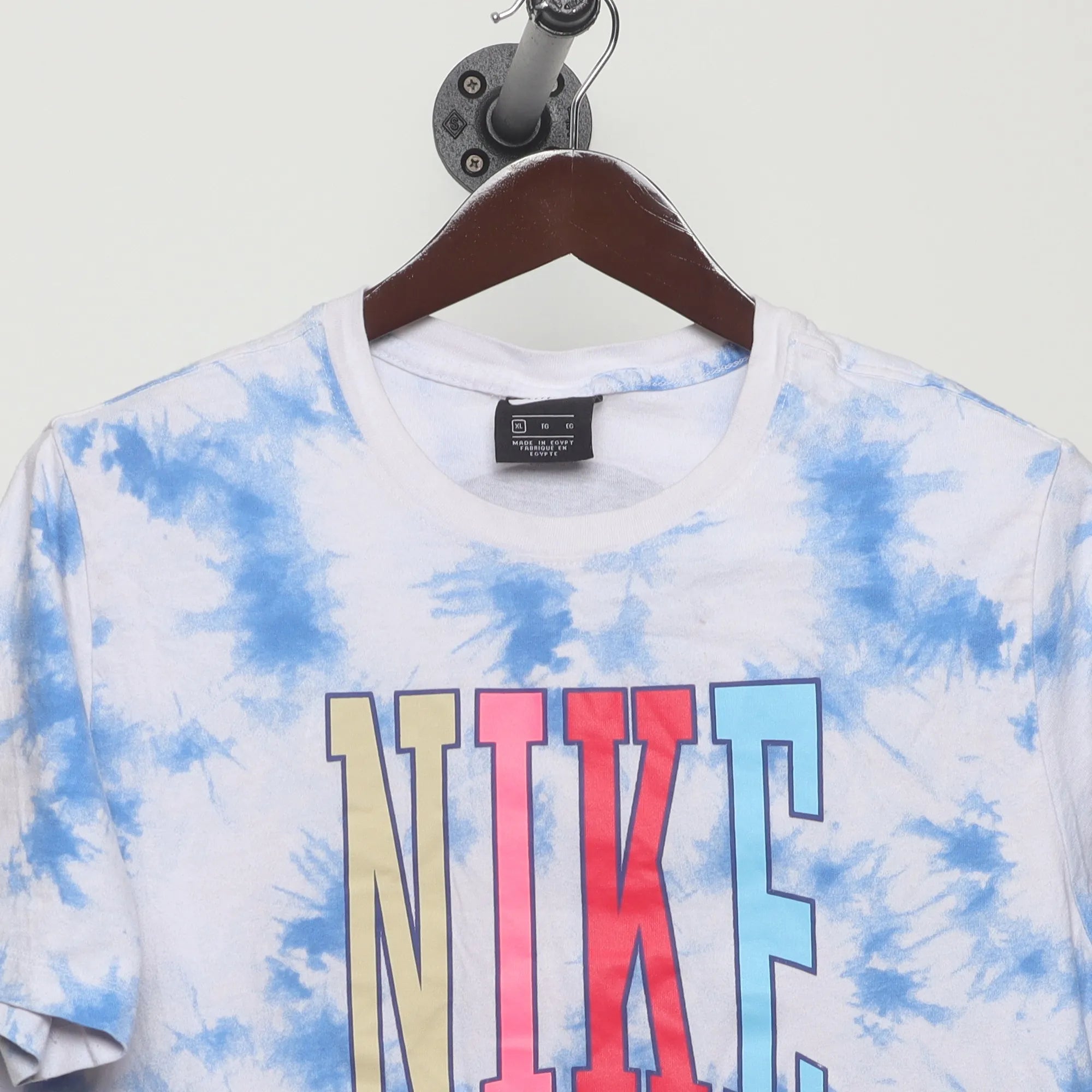 Close-up of the collar and tag on the Vintage 2010s Nike Tie-Dye Peace Graphic Tee XL