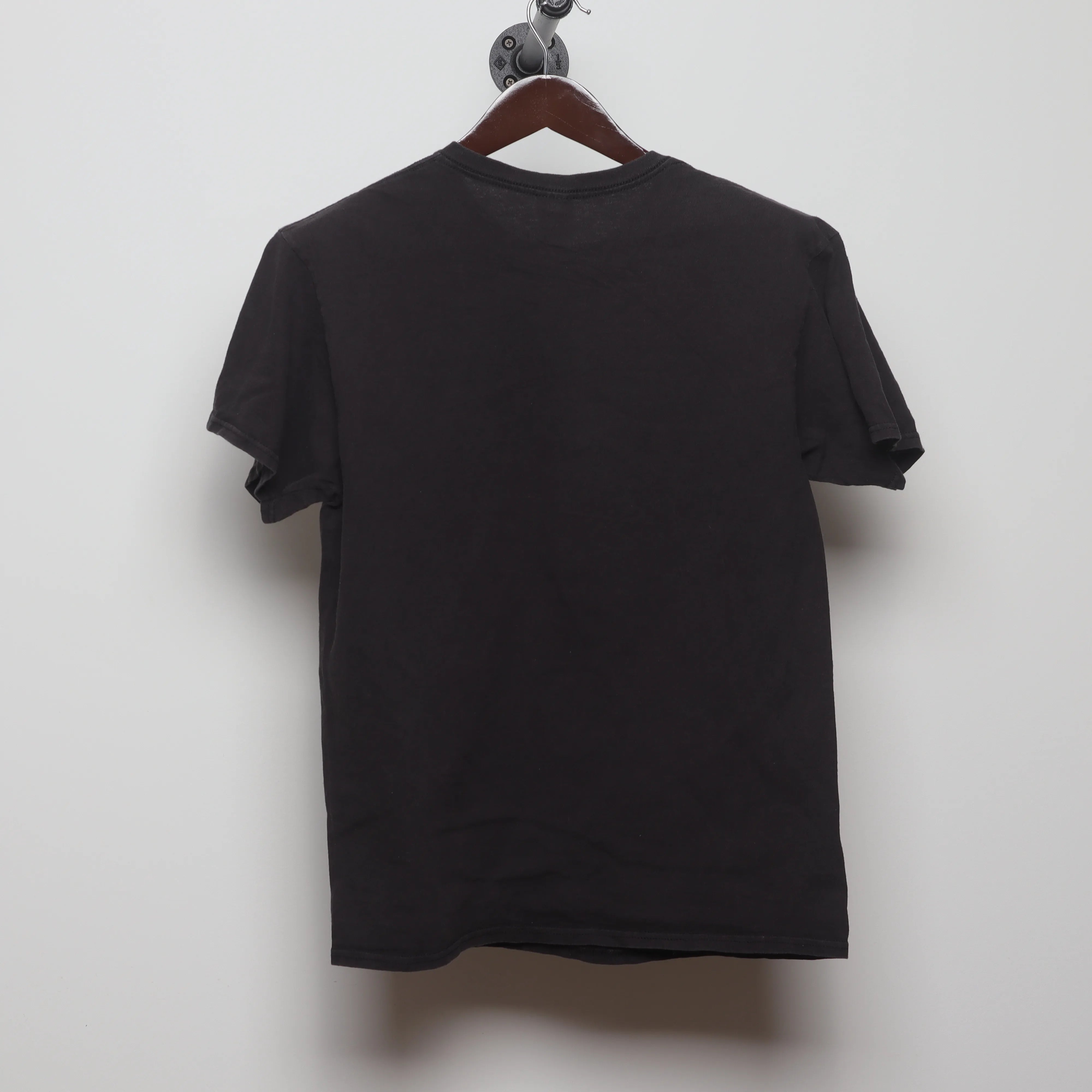 Back view of Vintage 2010s Skull & Roses Graphic T-Shirt M