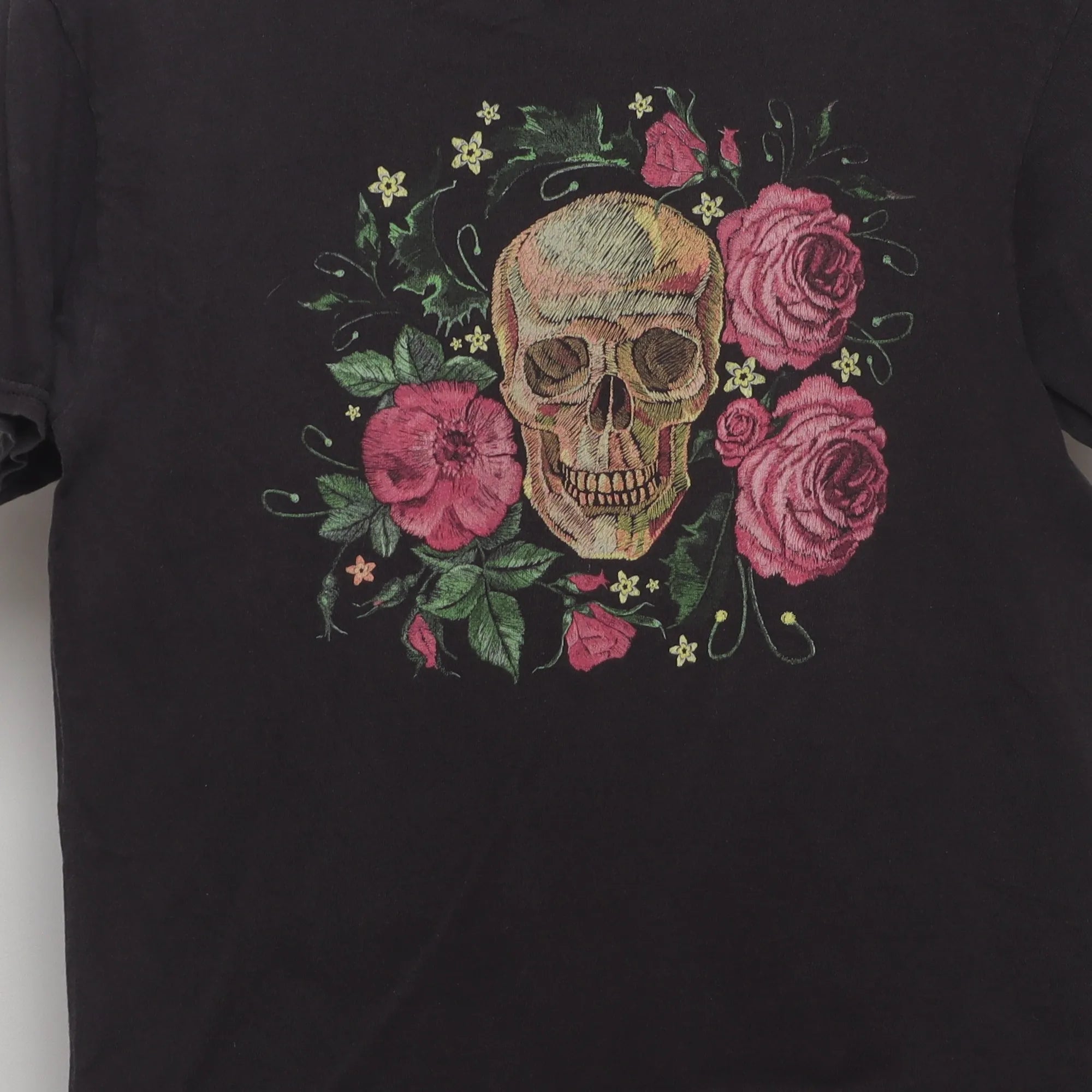 Close-up of the main graphic on the Vintage 2010s Skull & Roses Graphic T-Shirt M