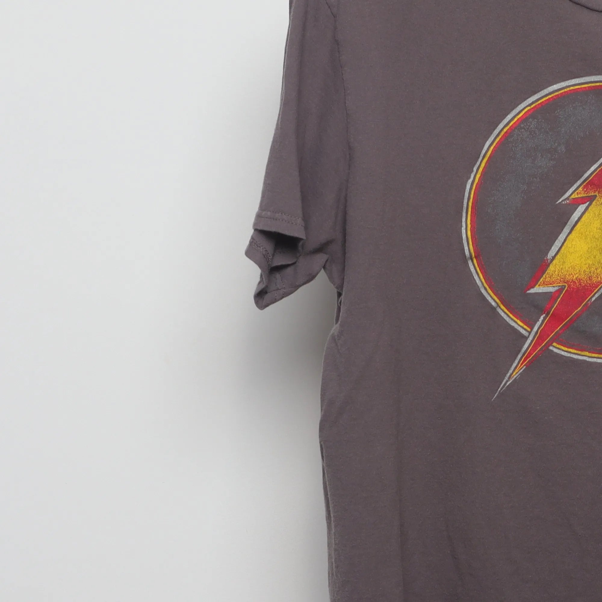 Close-up of the sleeve on the Vintage 2010s The Flash Distressed Logo T-Shirt L