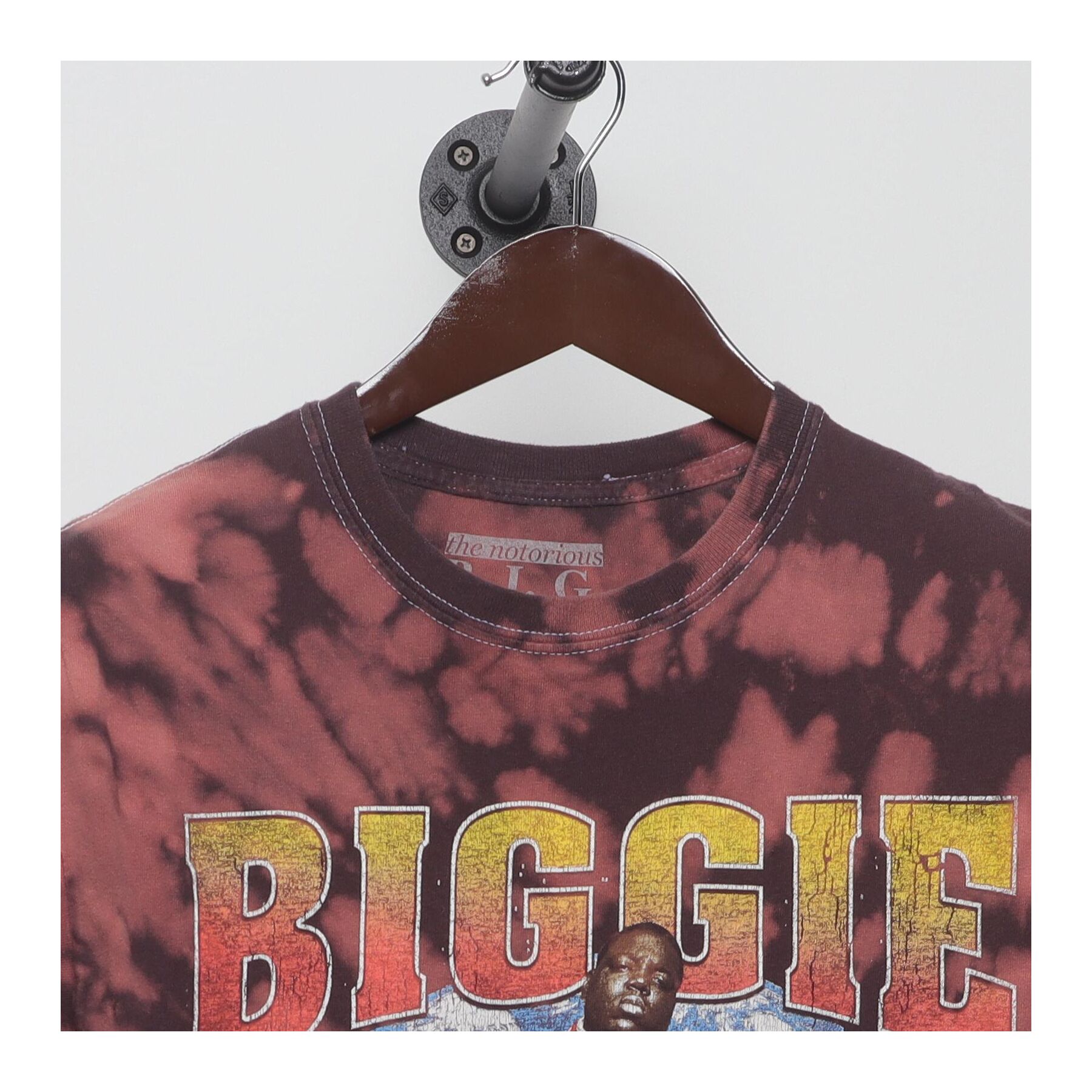 Close-up of the collar and tag on the Vintage 2010s The Notorious B.I.G. "Biggie Smalls Globe" T-Shirt - M