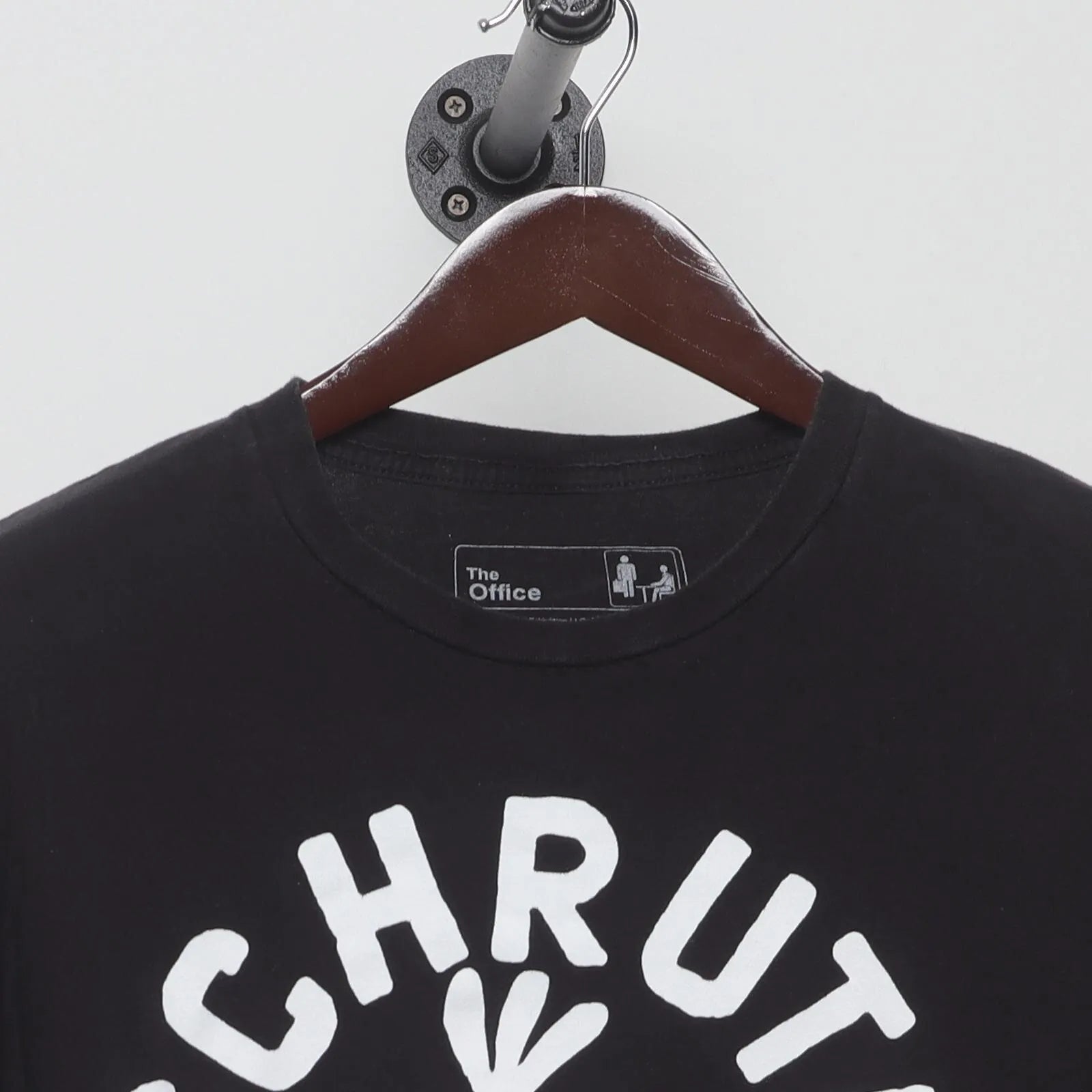 Close-up of the collar and tag on the Vintage 2010s The Office "Schrute Farms" T-Shirt - XL