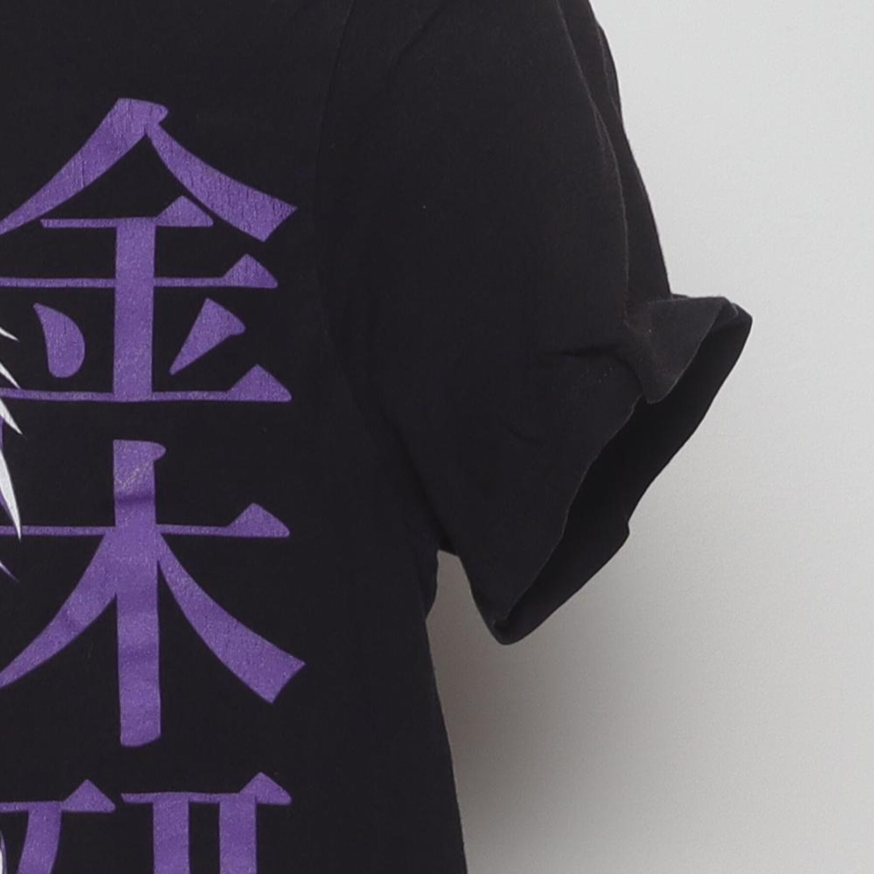 Close-up of the Right sleeve on the Vintage 2010s Tokyo Ghoul "Ken Kaneki Split" T-Shirt - S